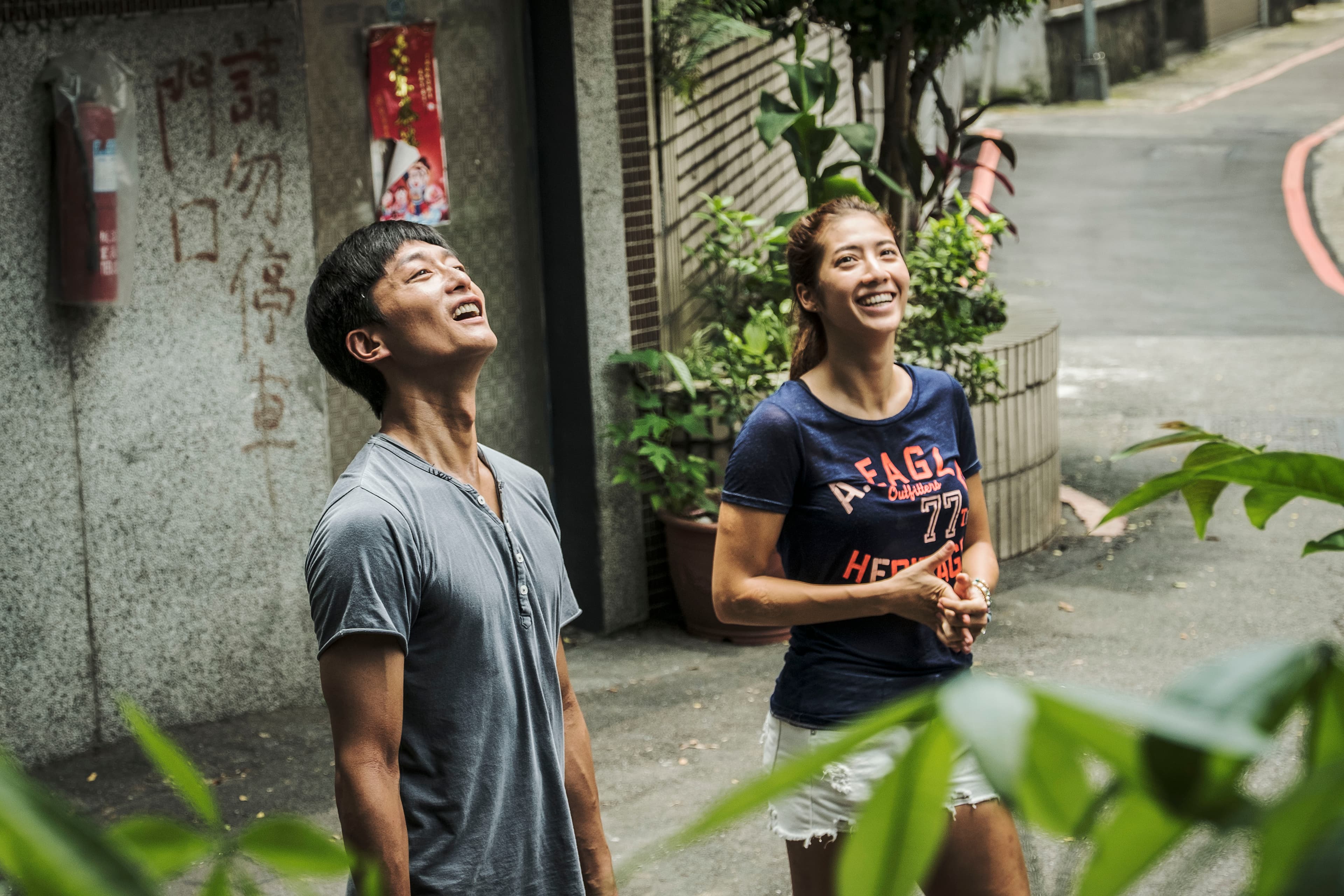 瑞瑪席丹(右)以《強尼‧凱克》拿下金馬最佳新進演員獎。(鏡象電影提供)