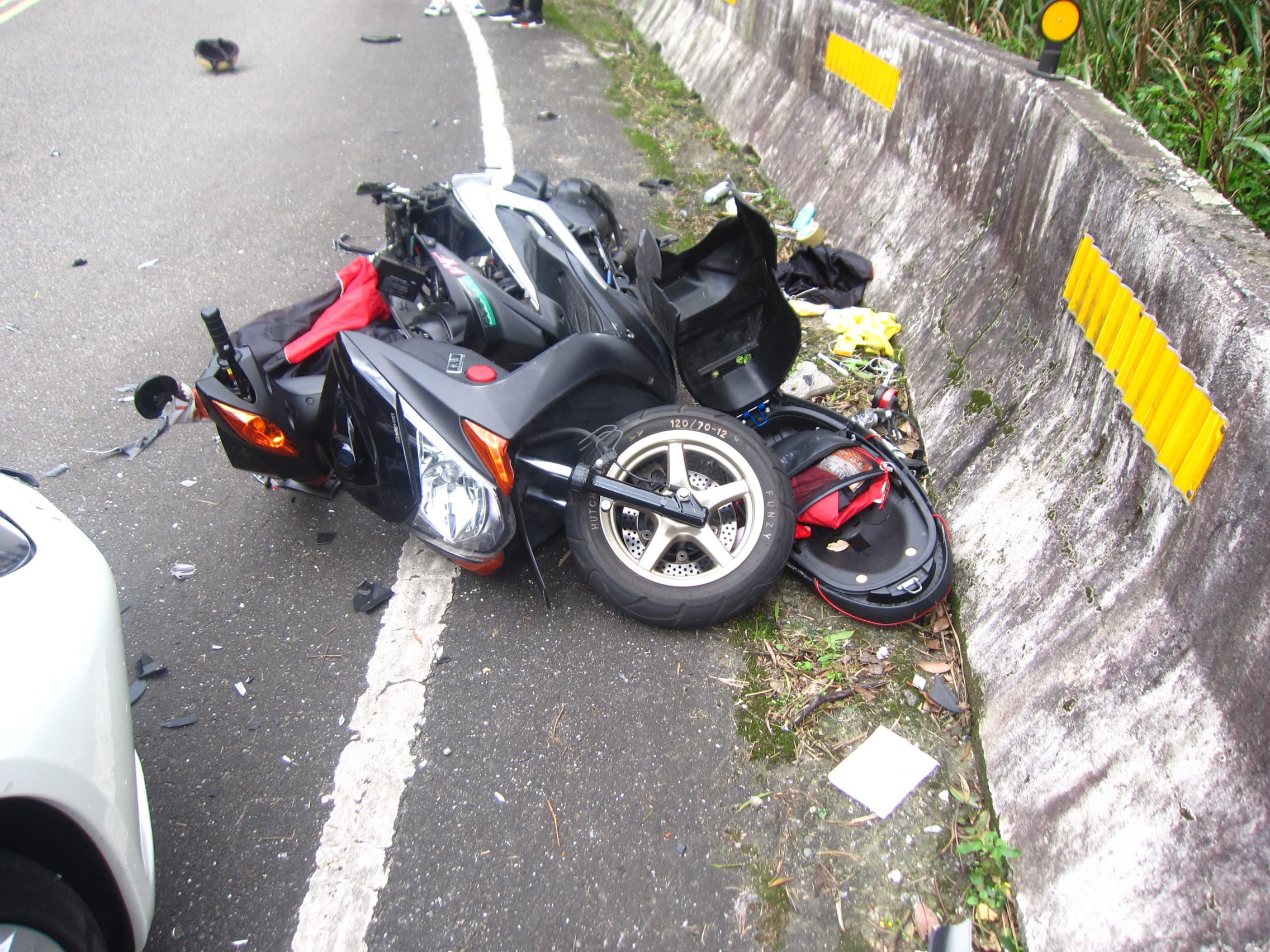 蔡姓機車騎士的車撞的車頭全毀。(警方提供)