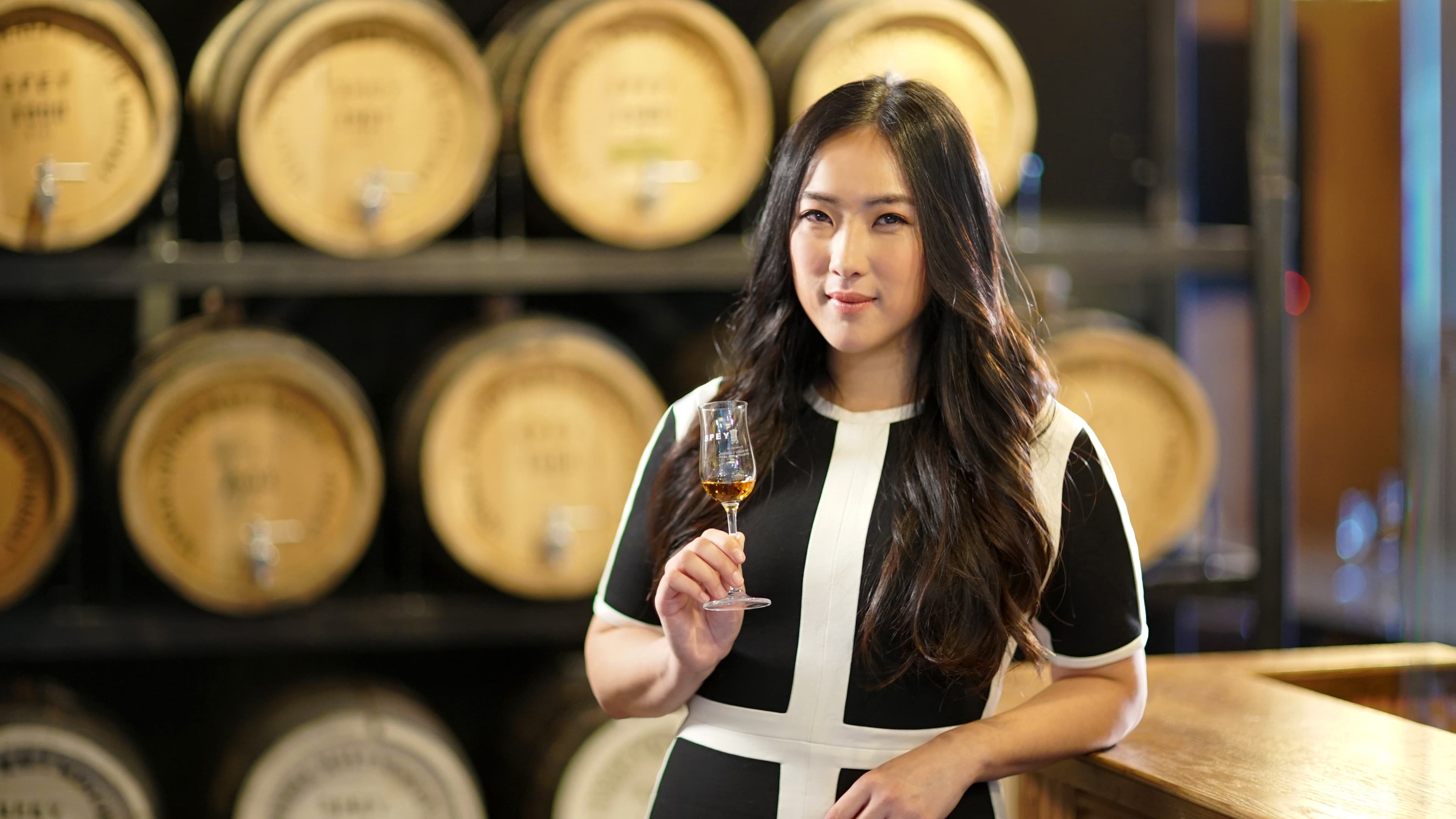 SPEY市場發展處總監洪筠筑(Lolly)教大家品酒方式,讓SPEY不僅能刺激嗅覺也能豐富味蕾。