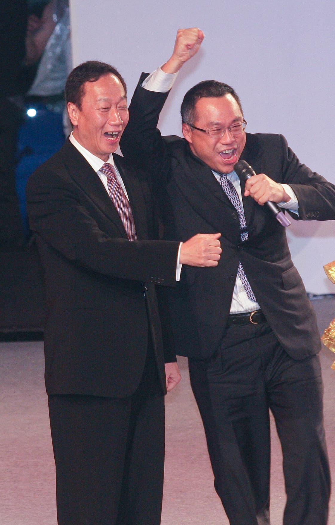 FII吸納的鴻海菁英,還包括原本負責重慶廠的D次集團副總裁簡宜彬(右)。(今周刊提供)
