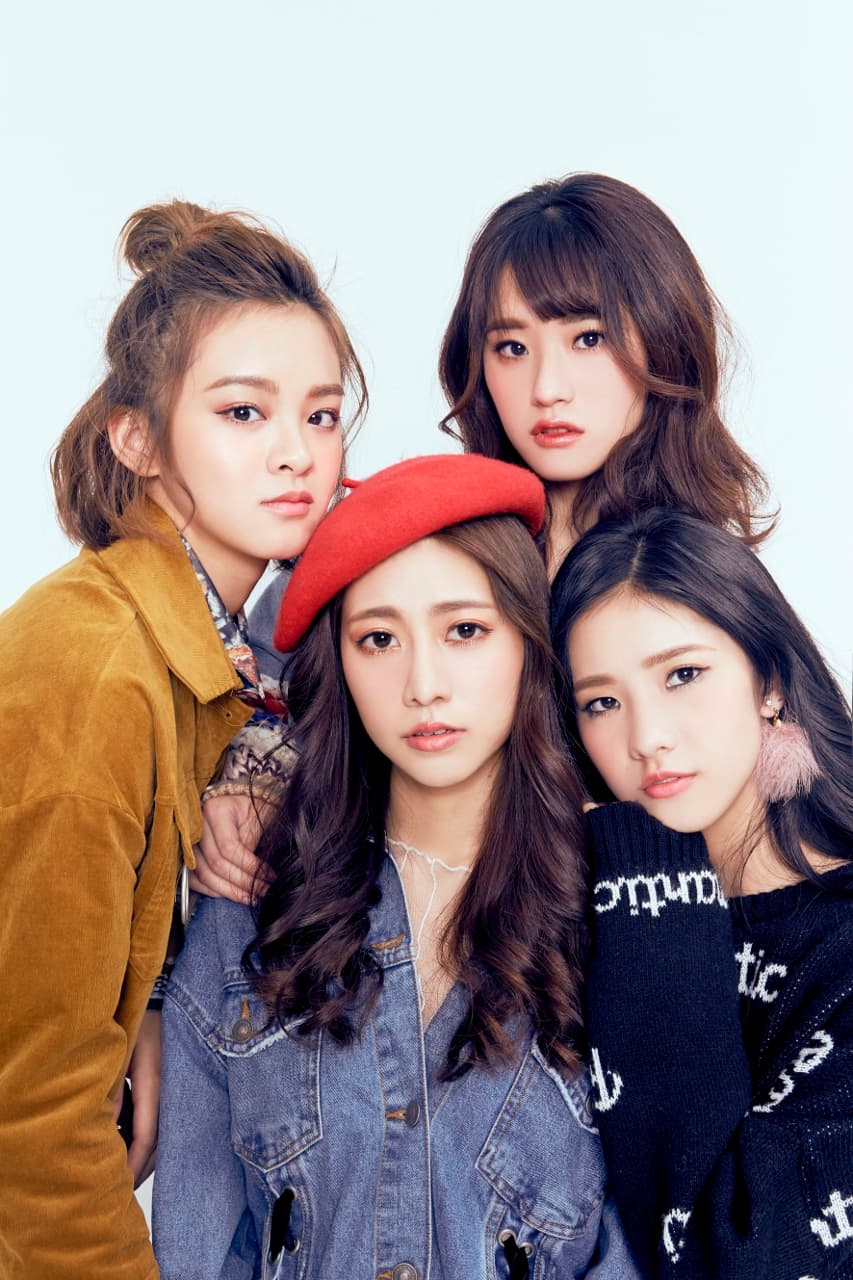 通過拍攝考驗的3名女孩,獲得與阿部瑪莉亞合拍ViVi雜誌封面照的機會。(上排左至右蔡伊柔、劉語晴,下排阿部瑪利亞、李孟純)(紅杉娛樂提供)