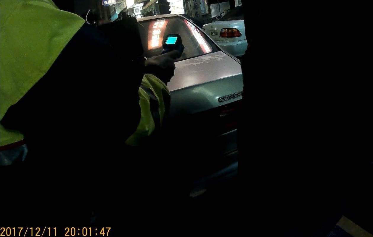 警方見張嫌車子搖搖晃晃,上前盤查。(警方提供)