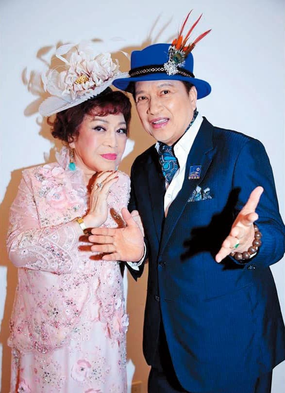 阿姑跟李朝永夫婦一個是製作人、一個是導演,長年在演藝圈中合作,還有「神鵰俠侶」封號。(翻攝自周遊臉書)