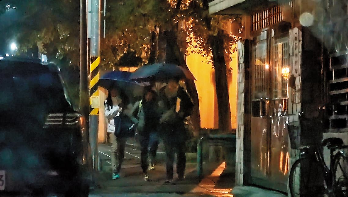 本刊直擊施宣榕過著偽單親的生活,獨自冒雨帶二女兒與小兒子回家。