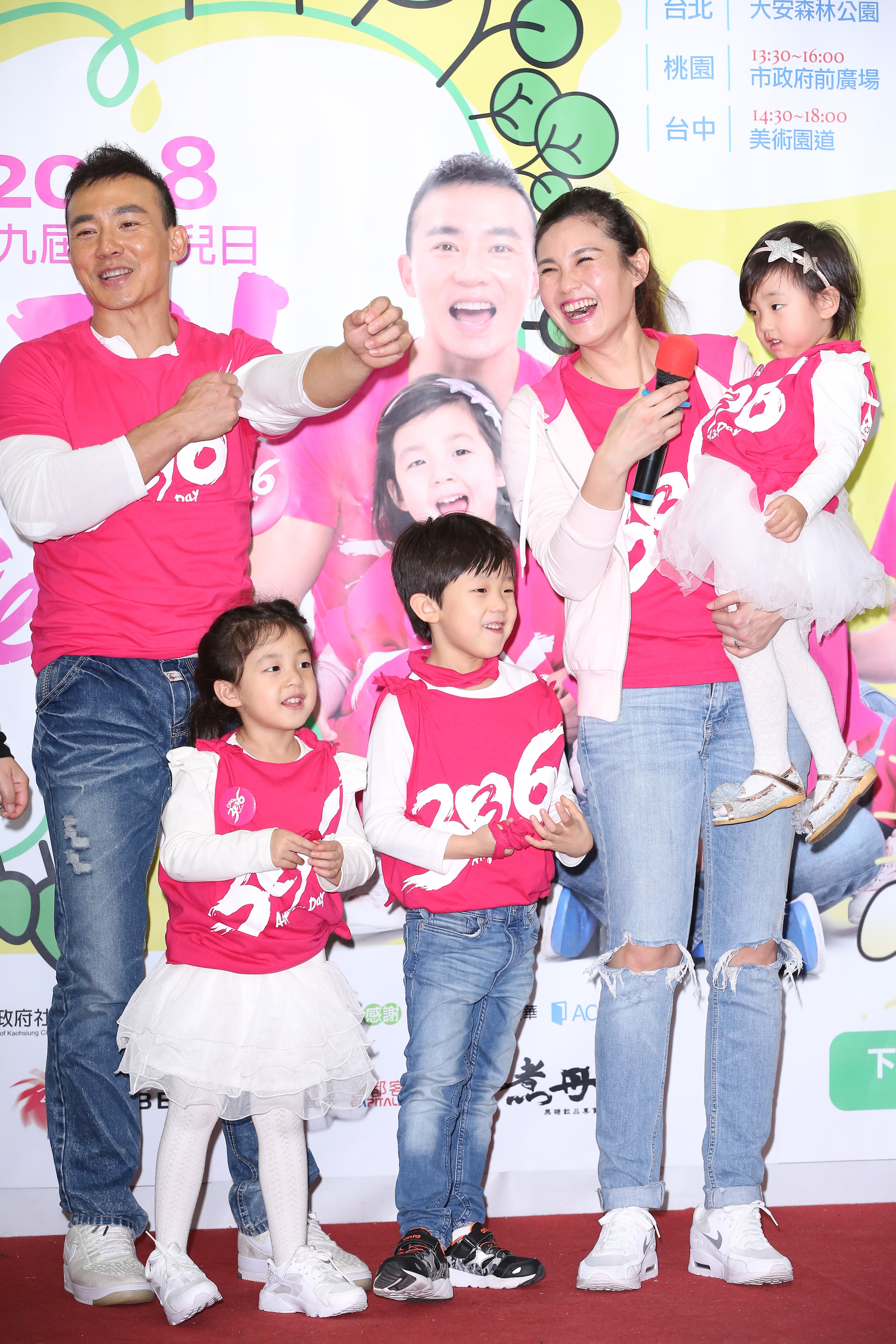劉畊宏(左起)帶著大女兒小泡芙、兒子宇恩、太太王婉霏及小女兒姍姍一起現身公益活動。
