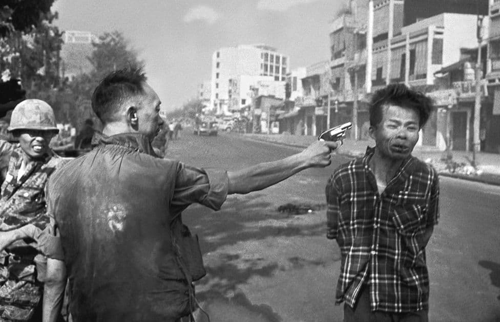 南越將軍槍決越共的照片,嚴重衝擊了美國政府和民間對越戰的觀感。(網路截圖BBC/ AP/ Briscoe Center for American History)