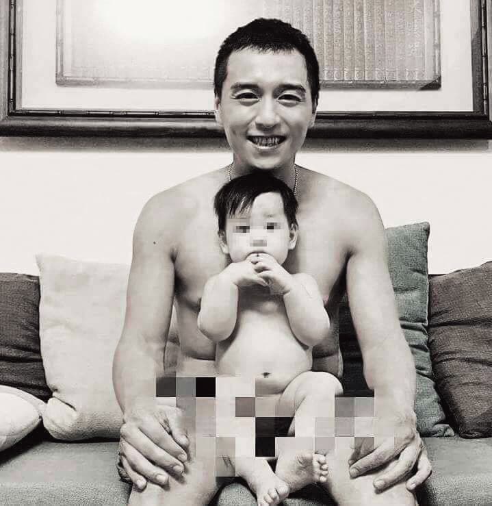 鄭人碩的兒子一歲多,他常曬父子照,裸照也算溫馨。(翻攝自鄭人碩臉書)