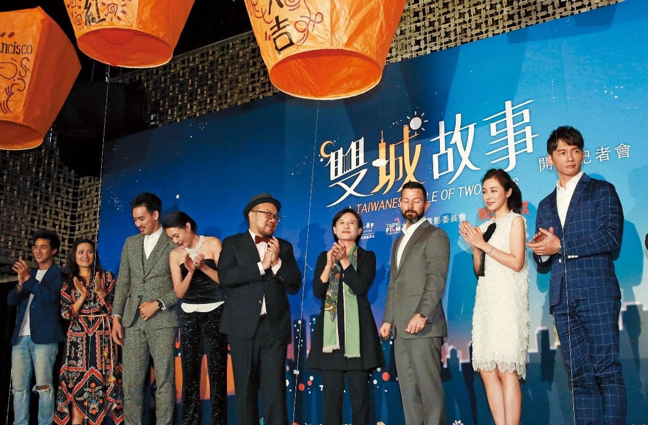 導演葉天倫(左五)執導的台劇《雙城故事》獲Netflix投資,文化部長鄭麗君(右四)、Netflix內容採購副總裁Robert Roy(右三)出席開鏡記者會。左起演員李博翔、羅美玲、黃柏鈞、曾珮瑜,右起溫昇豪、陳怡蓉。