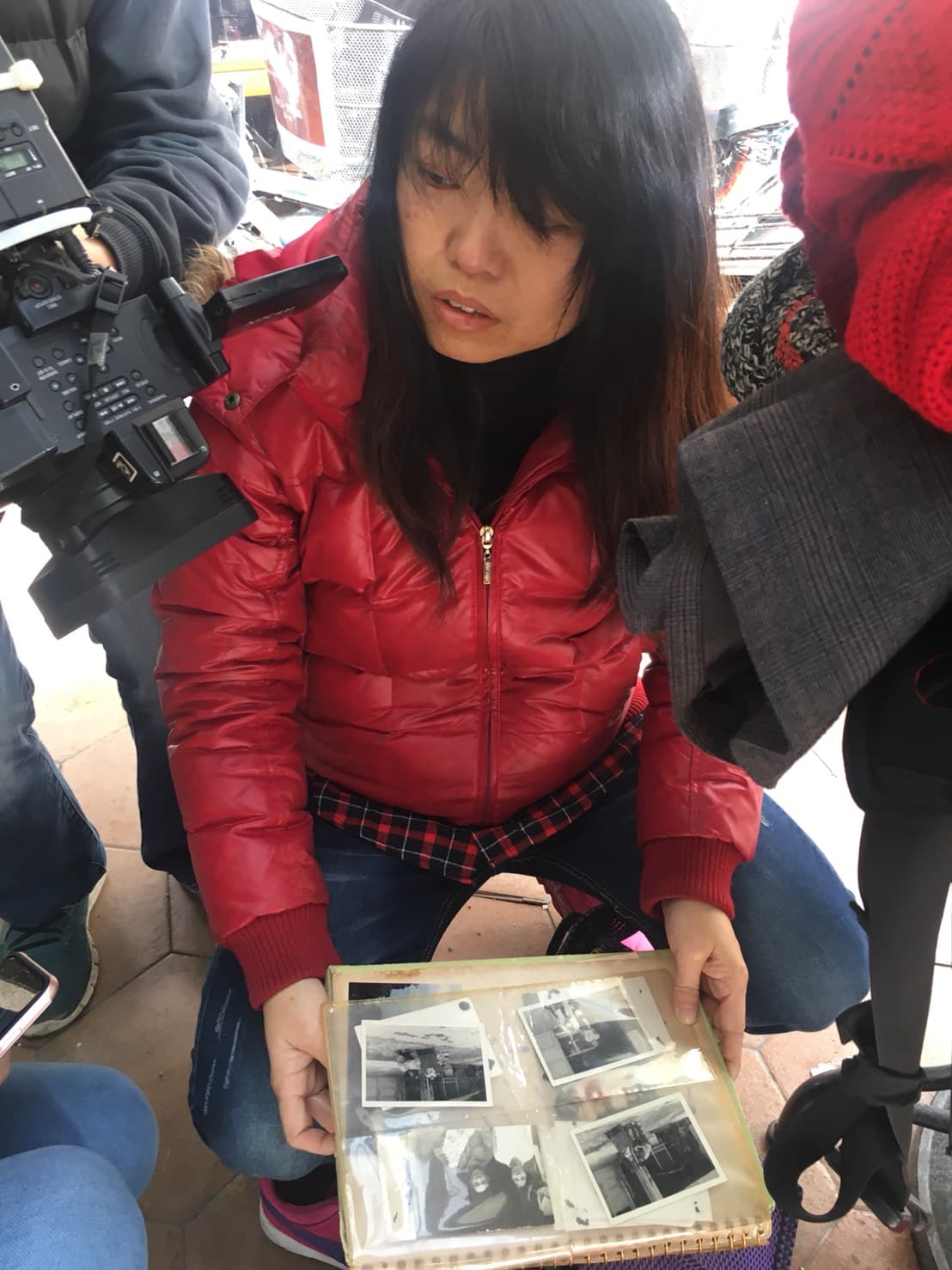 郭女將相本握在手裡,裡面充滿她與家人及過世父親的回憶。