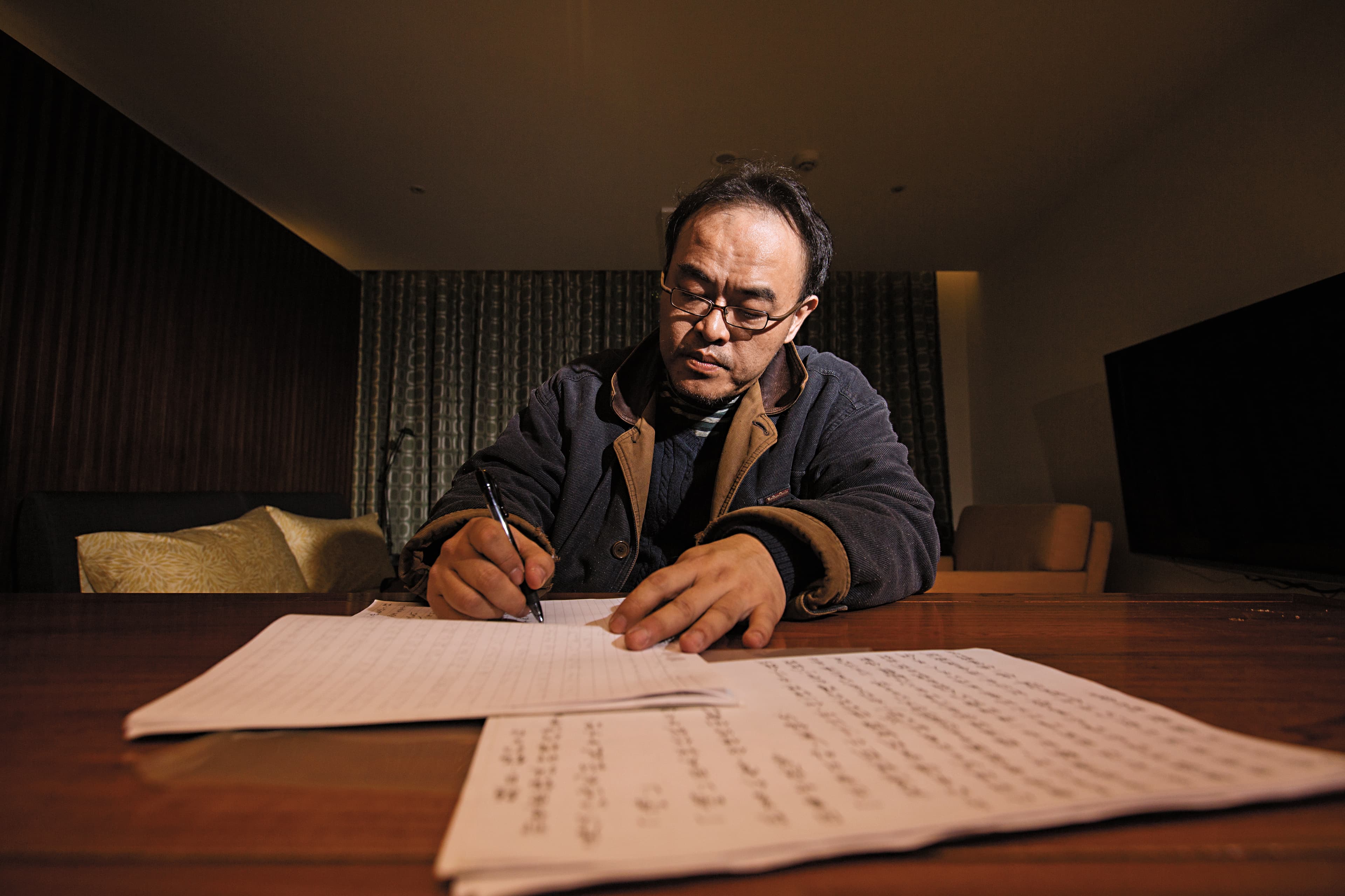 駱以軍抄寫許多經典小說,強迫自己閱讀消化,如今仍用紙筆寫作小說,再請人謄打輸入。