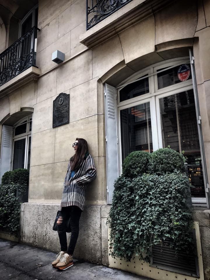 吳速玲穿著KOOKAI彩色毛領大衣在巴黎街頭街拍,售價台幣20,680元。(取自媽咪速玲臉書)