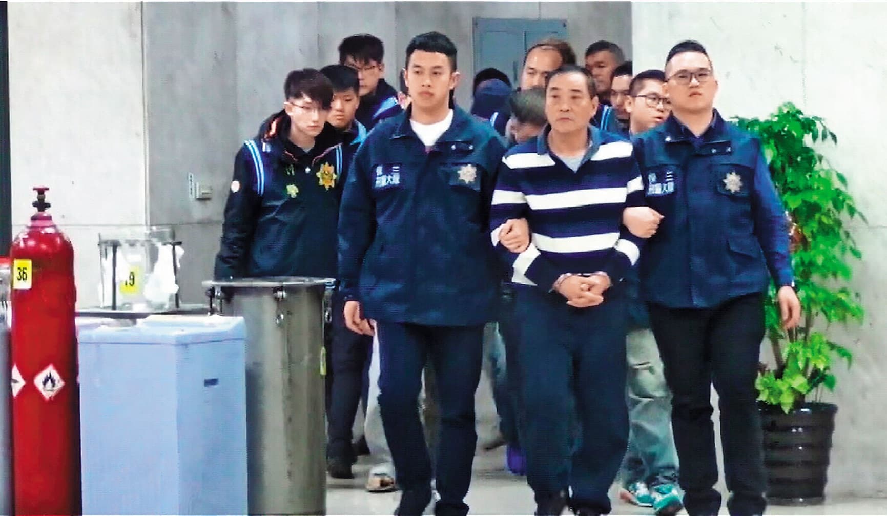 製毒師李雲龍年前遭刑事局逮捕,並從其製毒工廠起出大批原料和半成品。(翻攝畫面)
