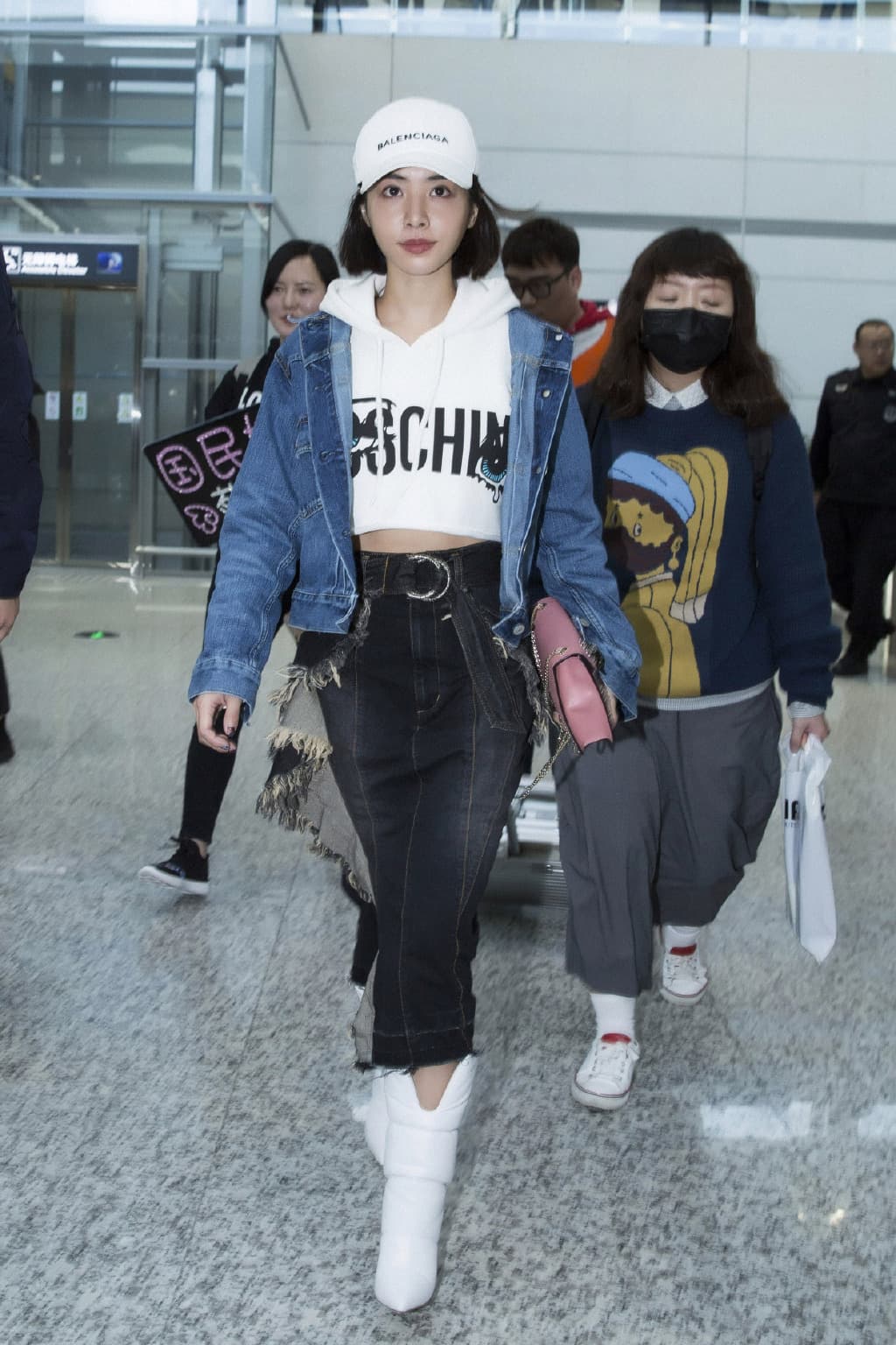 蔡依林身上的短版MOSCHINO eye系列帽T,是甫結束的米蘭時裝週最新設計。