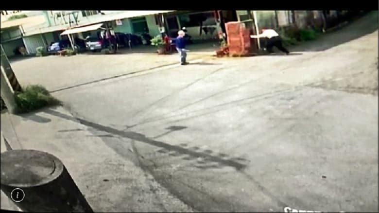 黃嫌掙脫後,頭撞磚牆才逃離。(警方提供)