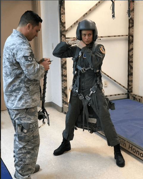 布麗拉森飾演的「驚奇隊長」在成為超級英雄前曾是空軍飛官,她也為角色特別前往空軍基地接受訓練。(翻攝自布麗IG)
