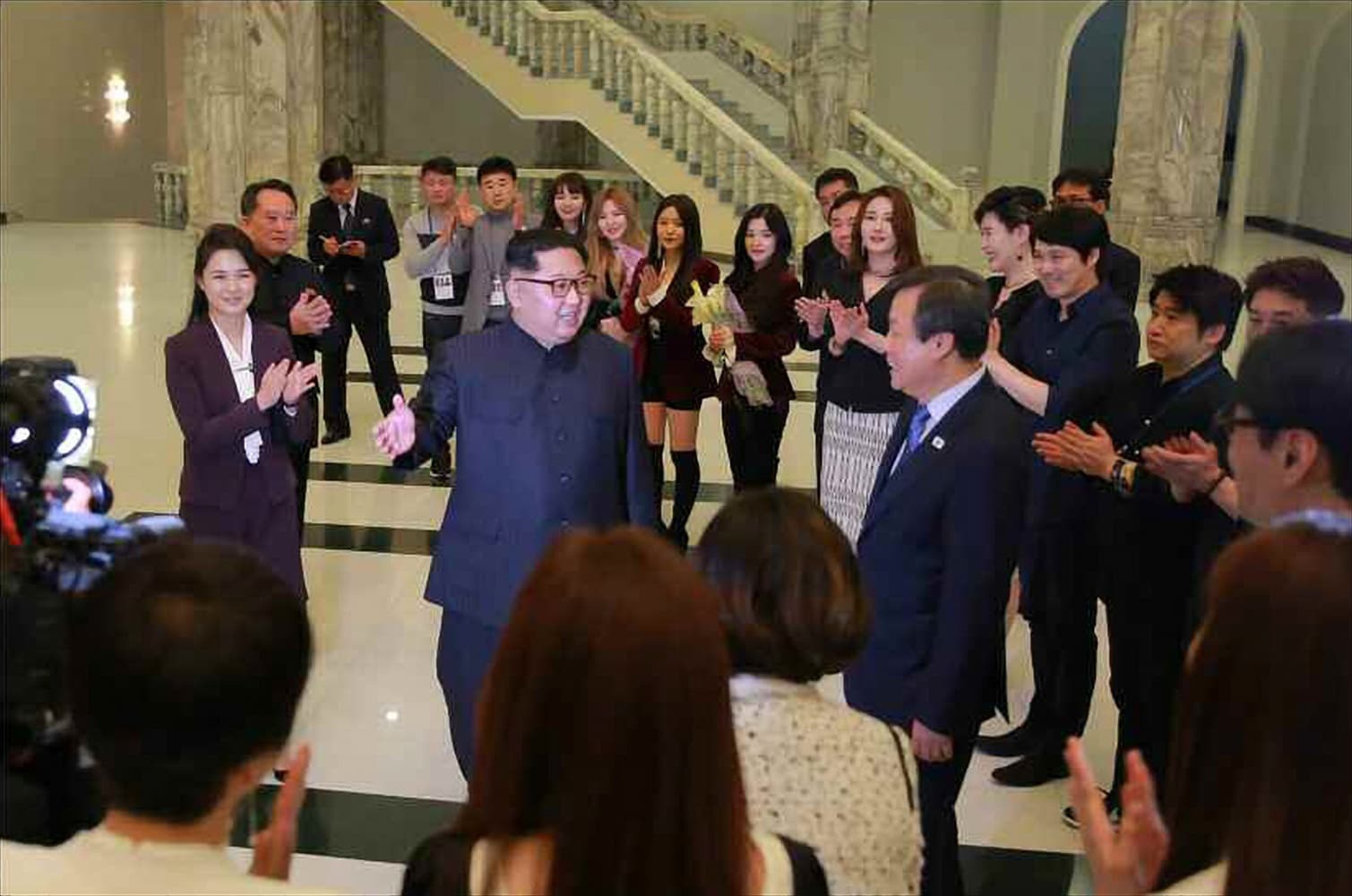 2018年4月1日,北韓領導人金正恩與夫人李雪主觀看南韓藝術團演出之後與團員們交談。(東方IC)