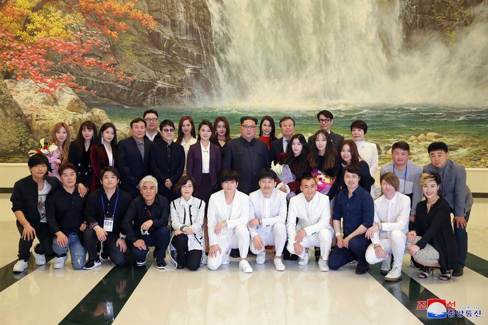 2018年4月1日,北韓領導人金正恩與夫人李雪主和南韓表演團在東平壤大劇場的大合照。(東方IC)