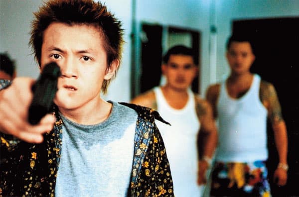 高盟傑在2002年的《美麗時光》中演出拿槍四處討債的小混混。(翻攝網路)