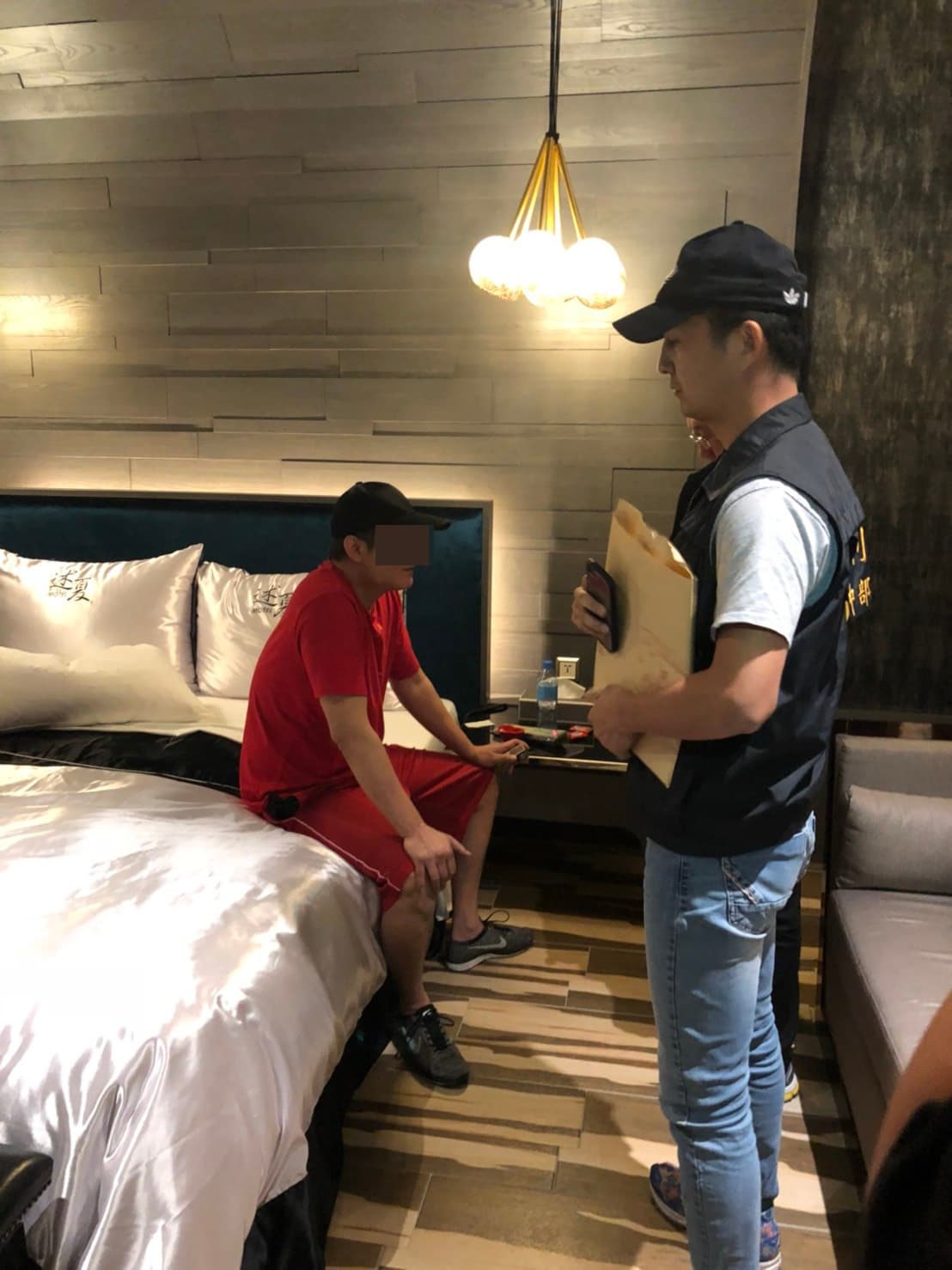 刑事局中打與台中警方在北屯區一家汽車旅館逮捕陳嫌。(警方提供)