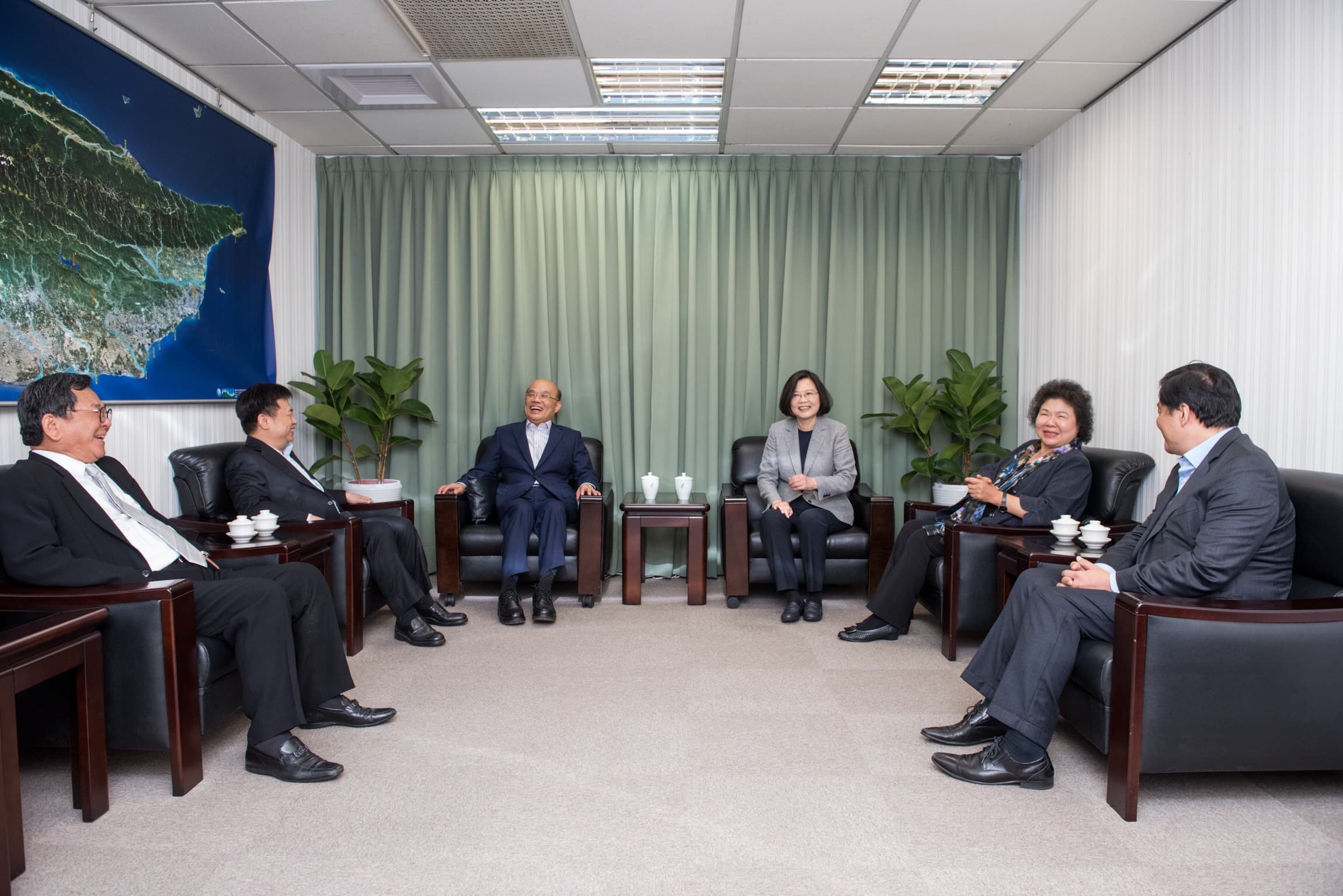蘇貞昌(中左)今與蔡英文(中右)會面,包括民進黨選對會召集人陳明文(左起)、林錫耀、高雄市長陳菊、民進黨祕書長洪耀福都在場。(民進黨提供)
