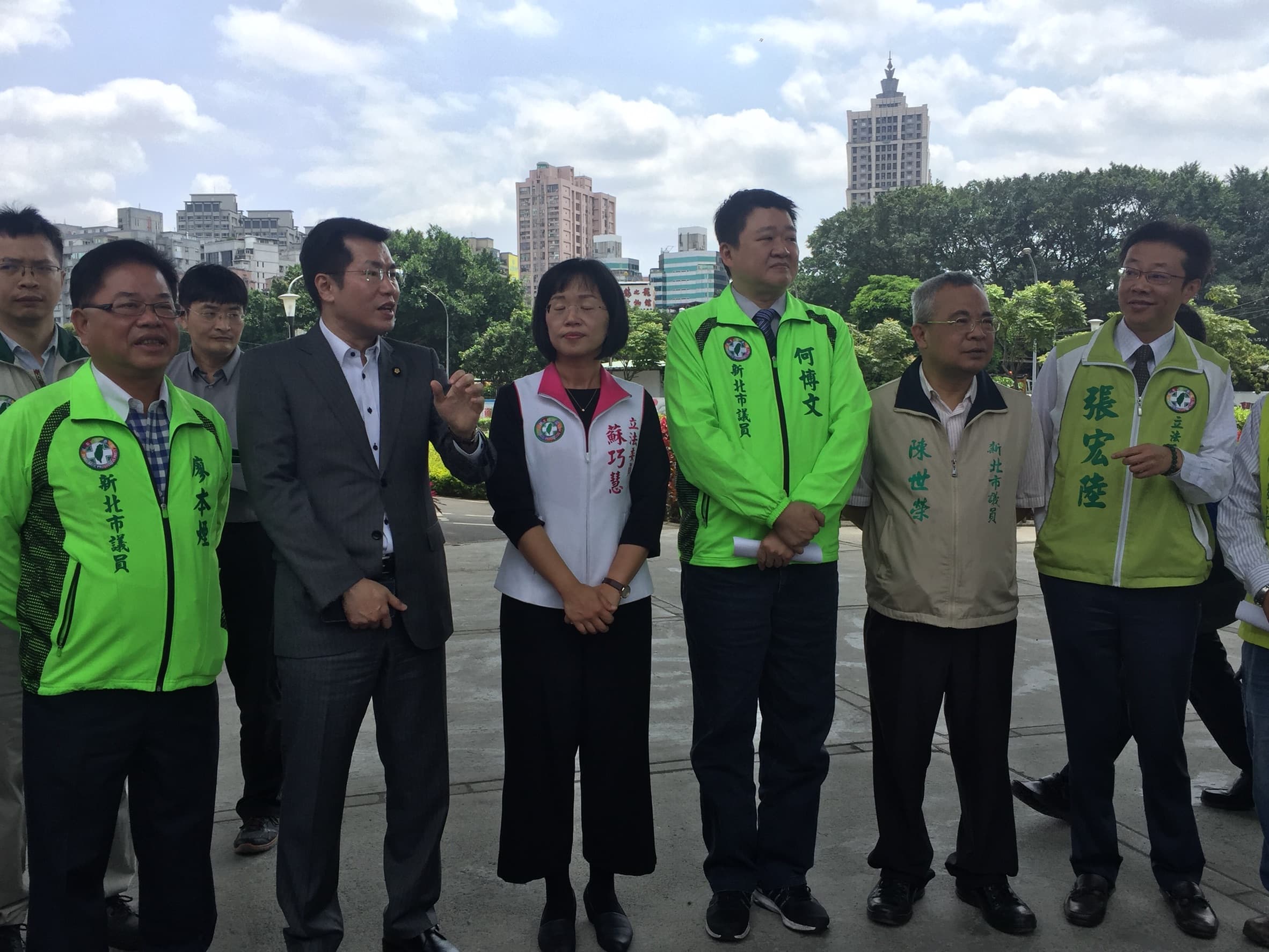 中央和地方多位民代今(19)日一同會勘,期望讓當地交通問題得以解套。