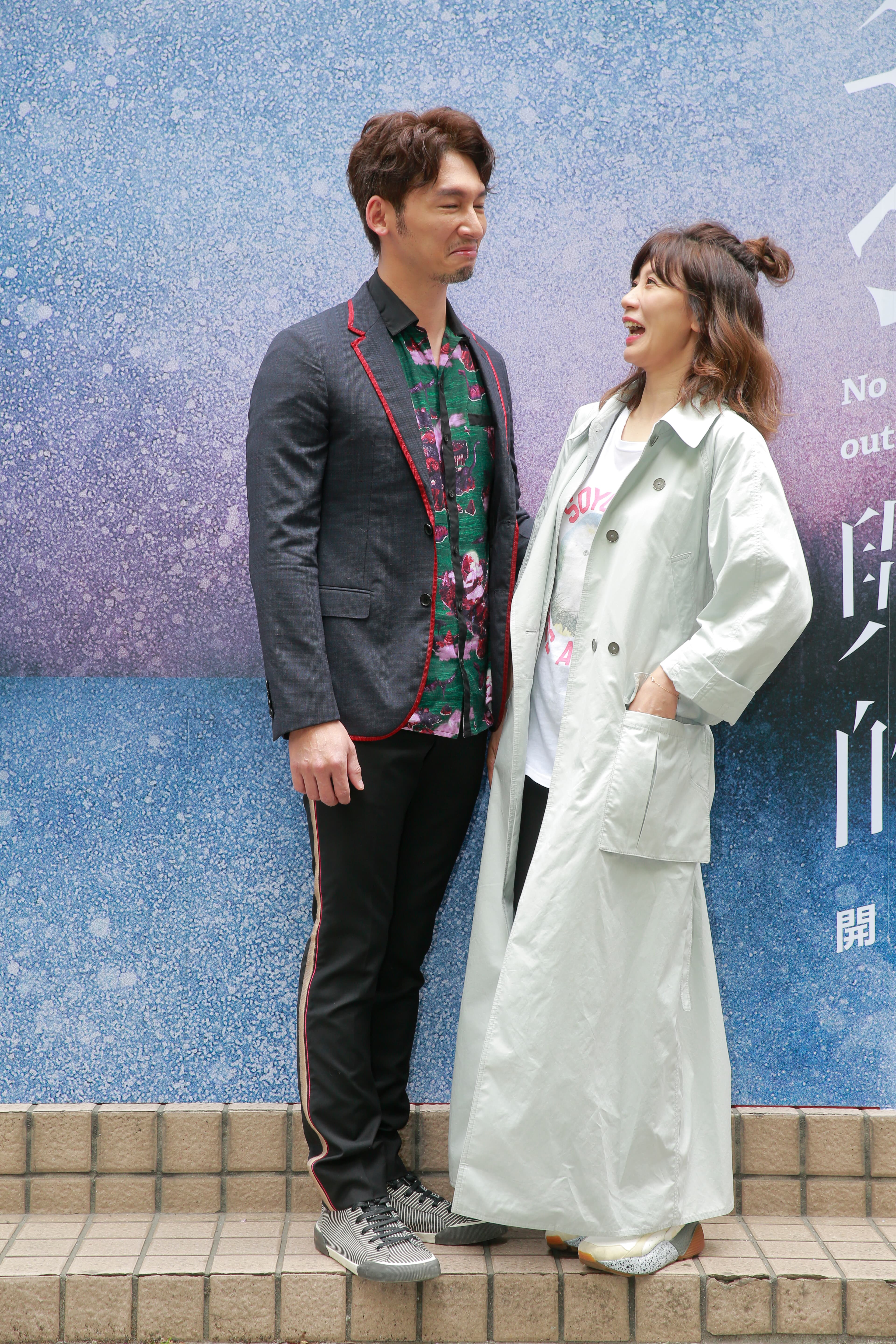 在《我們與惡的距離》中,賈靜雯跟溫昇豪飾演一對夫妻。