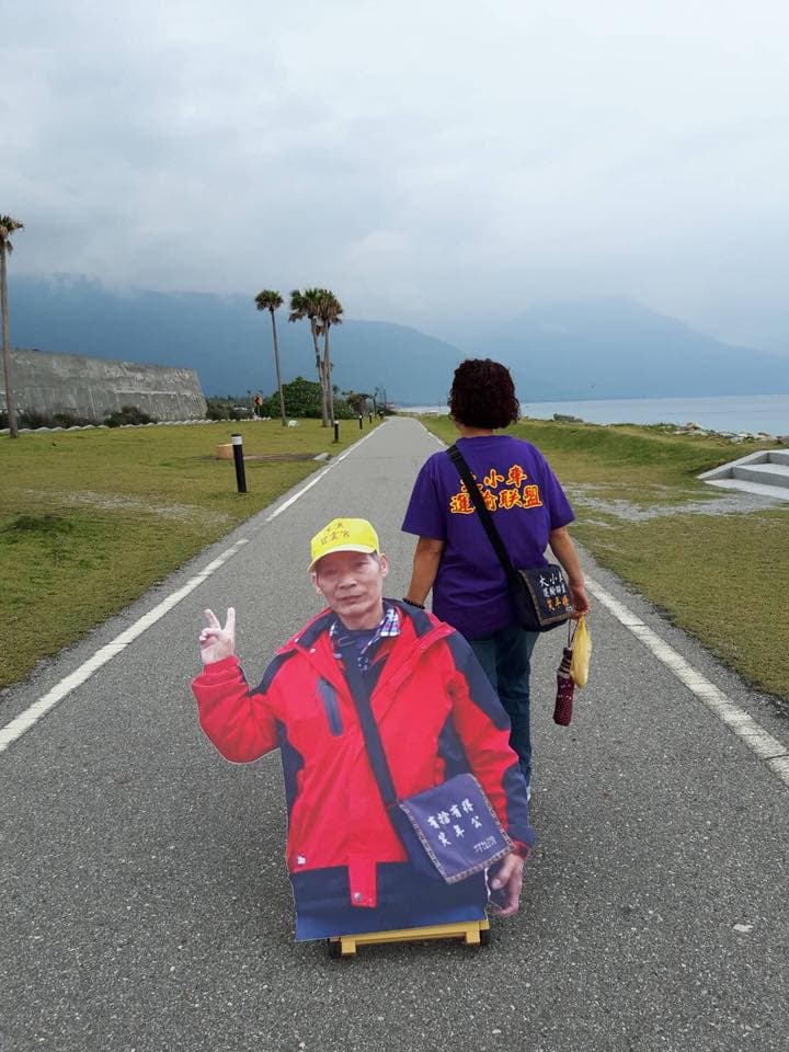 「笑年嬤」因為這張帶著亡夫立牌旅行的照片,感動了許多網友。(翻攝自陳素玲臉書)