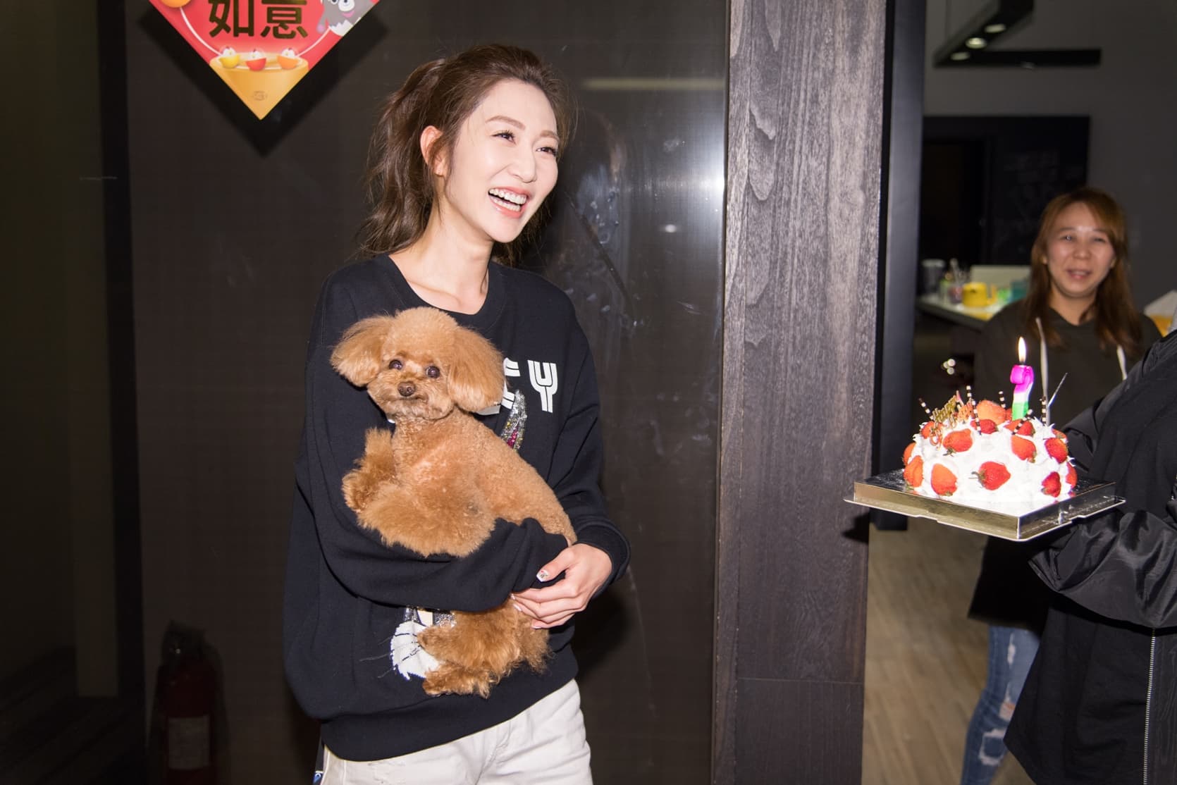 抱著狗的曾莞婷被慶生驚喜給嚇了一大跳。(三立提供)