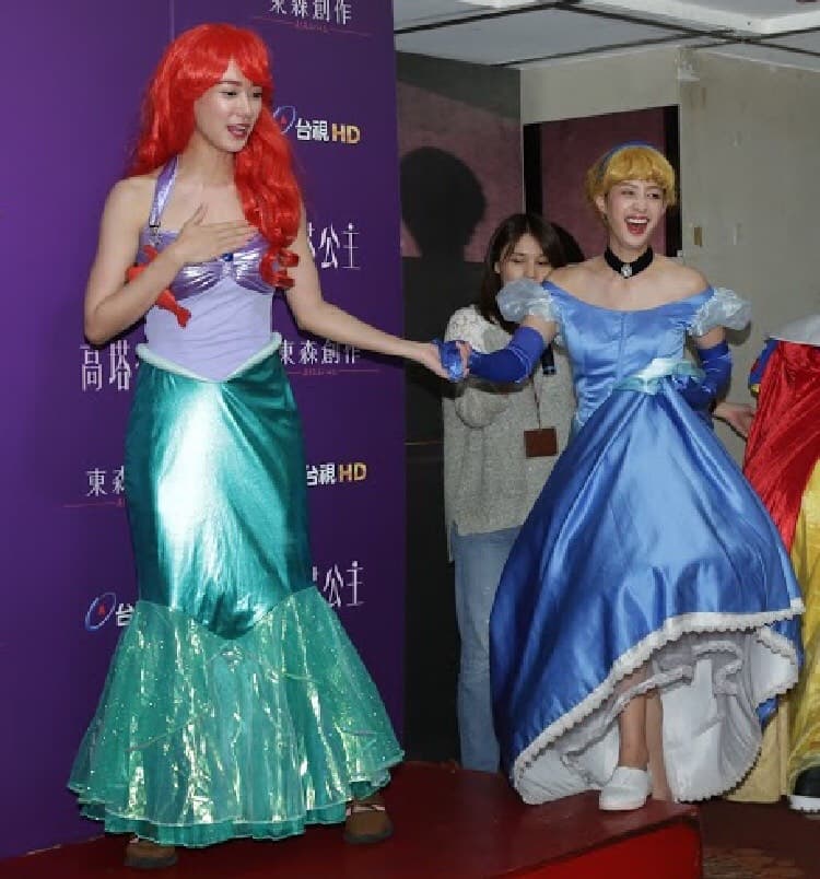 孟耿如穿小美人魚裝卻一直遮胸,莫允雯的灰姑娘造型頗適合她。