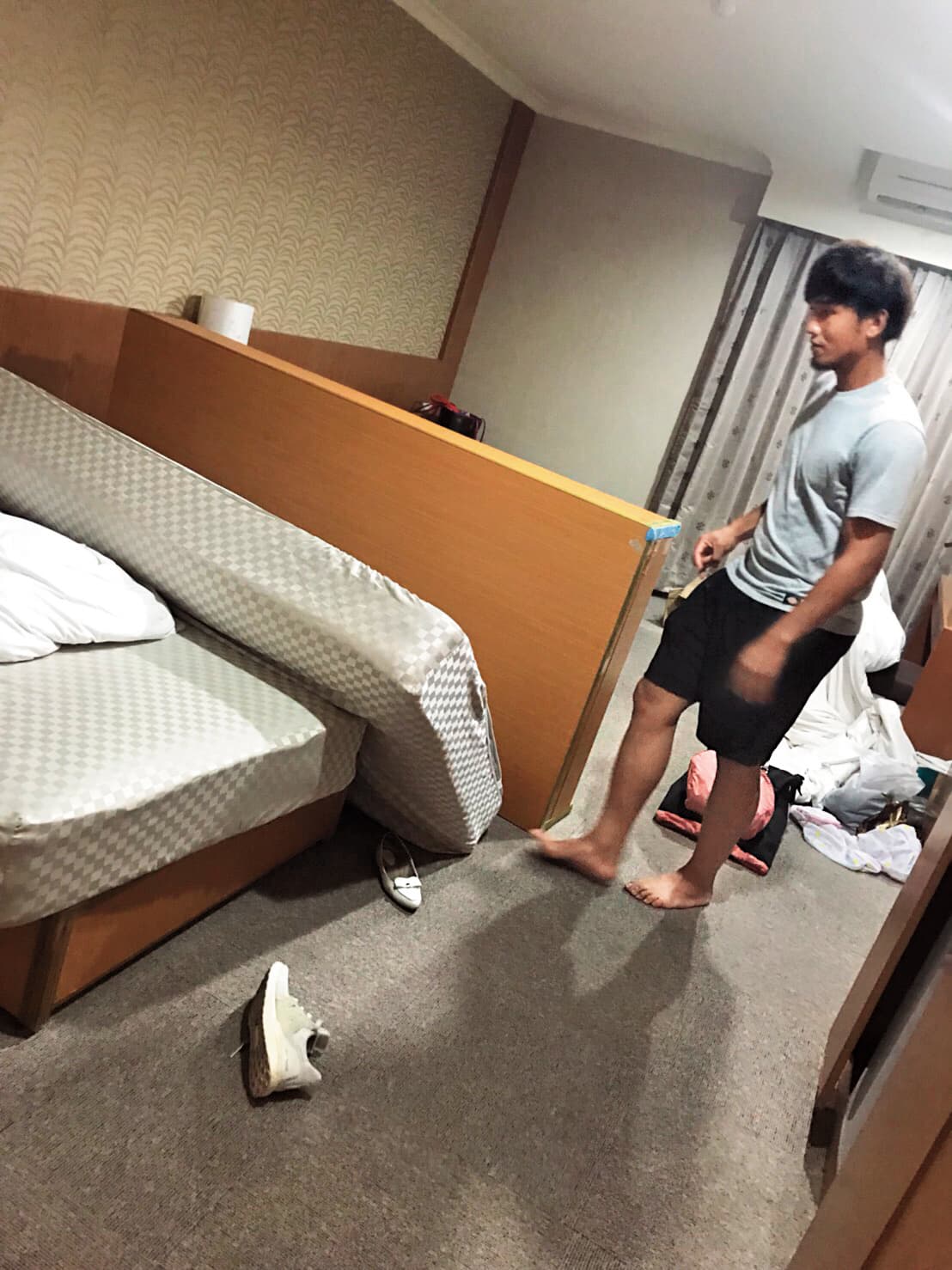 黃勝雄毆妻被球團警告之後,兩人吵架時大鬧宿舍、亂摔東西,還要黃妻盡量拍。(讀者提供)