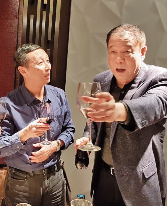 導演蕭鋒(左)出席山西兩岸電影展時,和中國廣電社會組織聯合會副會長張丕民等人暢談電影創作。