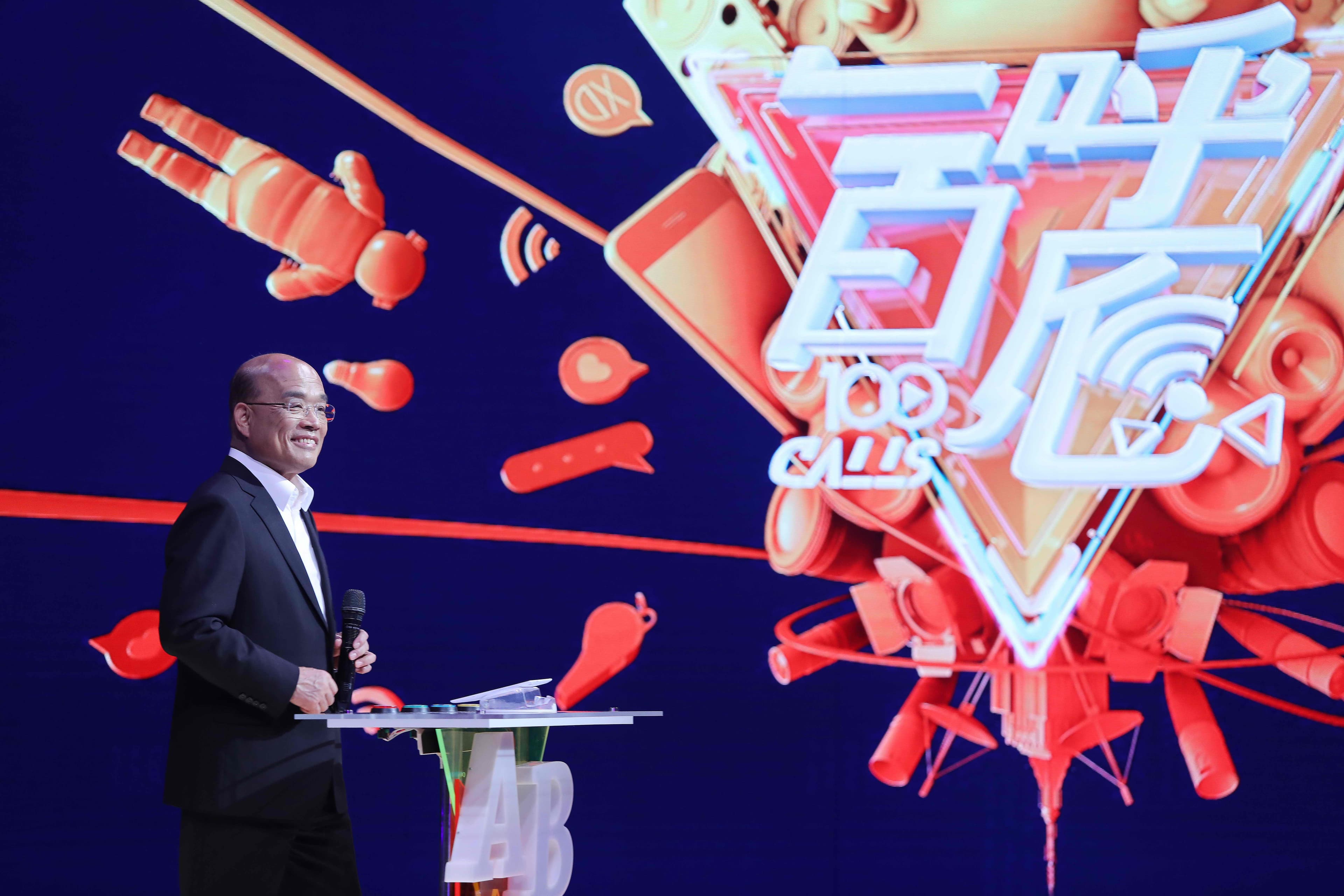 蘇貞昌說非常喜歡《一呼百應》,自己就好比電影《貧民百萬富翁》中玩益智遊戲的主角賈默‧馬利,因為「人生經驗豐富,才能找出正確的答案。」(公共電視提供)