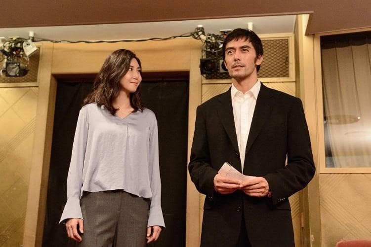 阿部寬(右)、松嶋菜菜子在《新參者完結篇:當祈禱落幕時》有大量精采對手戲。(車庫娛樂提供)