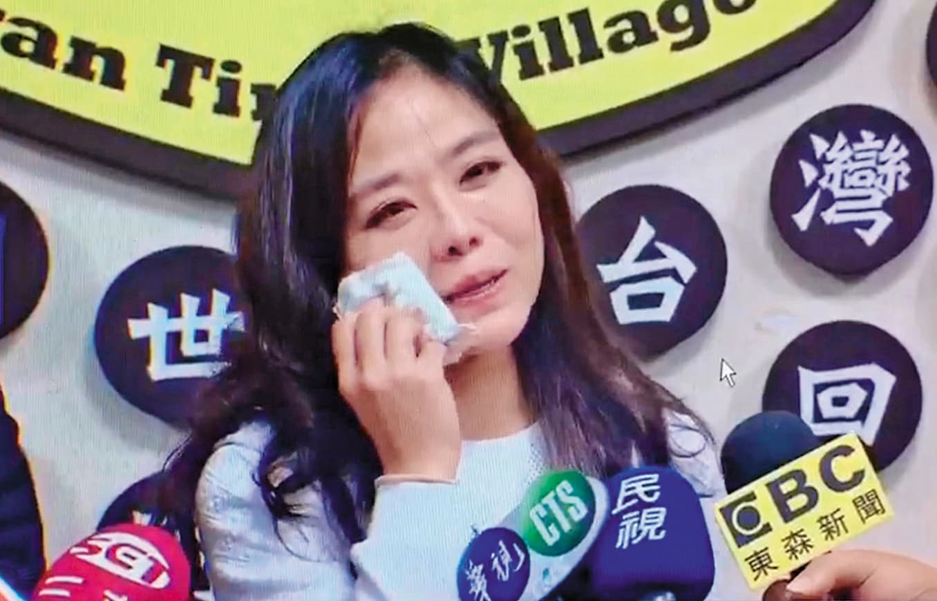 江欽良被檢警帶走後,小潘潘(圖)現身泣訴,強調相信丈夫,絕無涉及詐貸。(翻攝畫面)