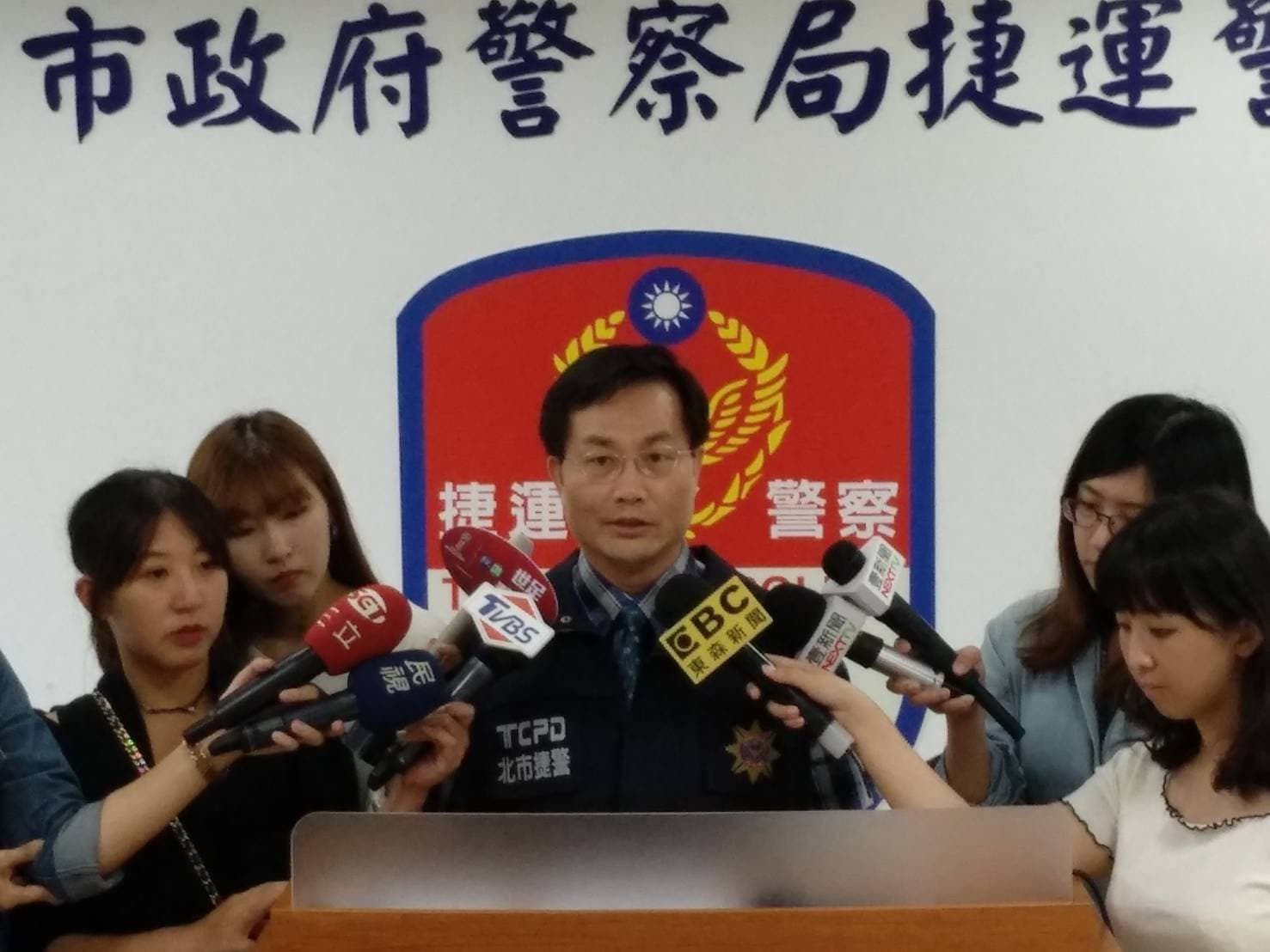 臺北市警局捷運警察隊刑事組組長葉錦洲表示,夏季為偷拍、性騷案高峰期,迄今共查獲移送3件偷拍、性騷案。(翻攝畫面)