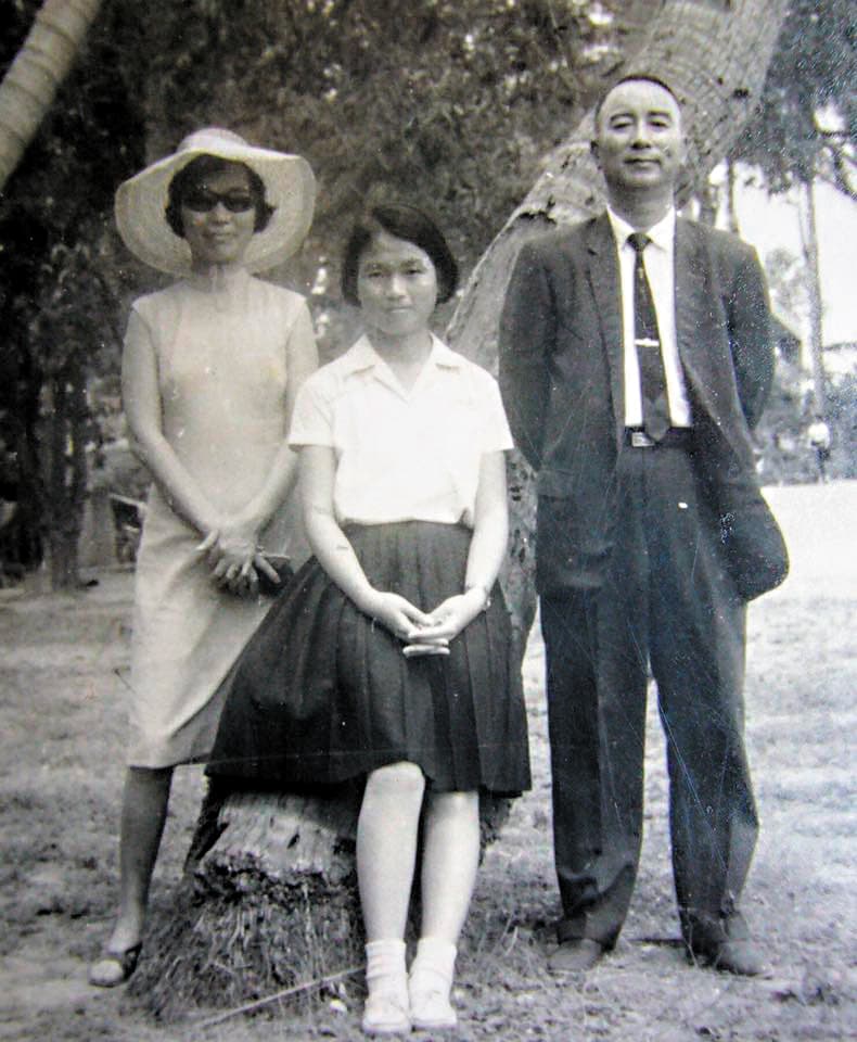 少女龍應台(中)與父母龍槐生(右)與應美君(左)合影,她的名字意即龍、應2人在台灣所生之女。(翻攝自龍應台臉書)