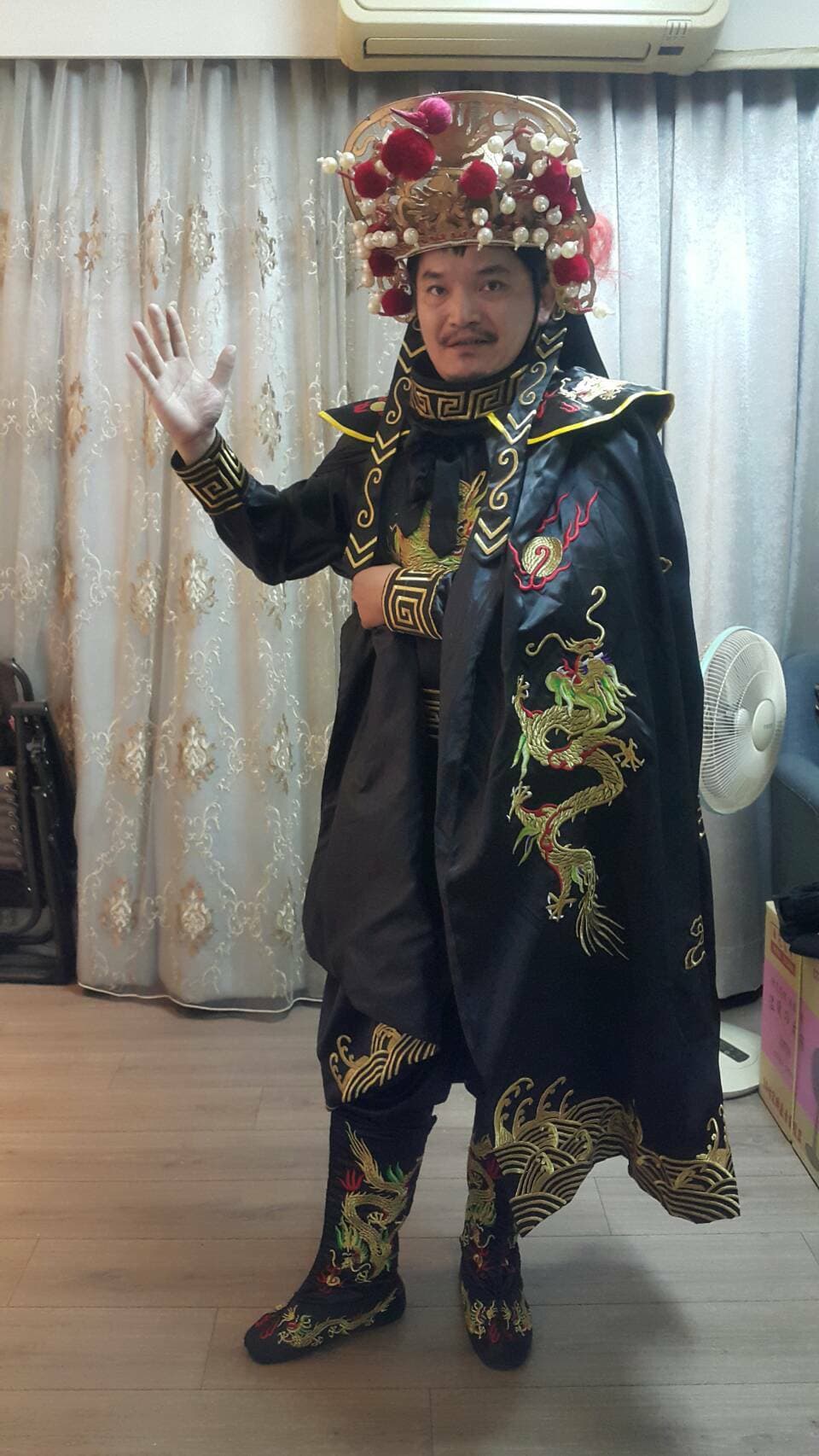 王元照也會「變臉」,這項技術是在監獄裡學的。(王元照提供)