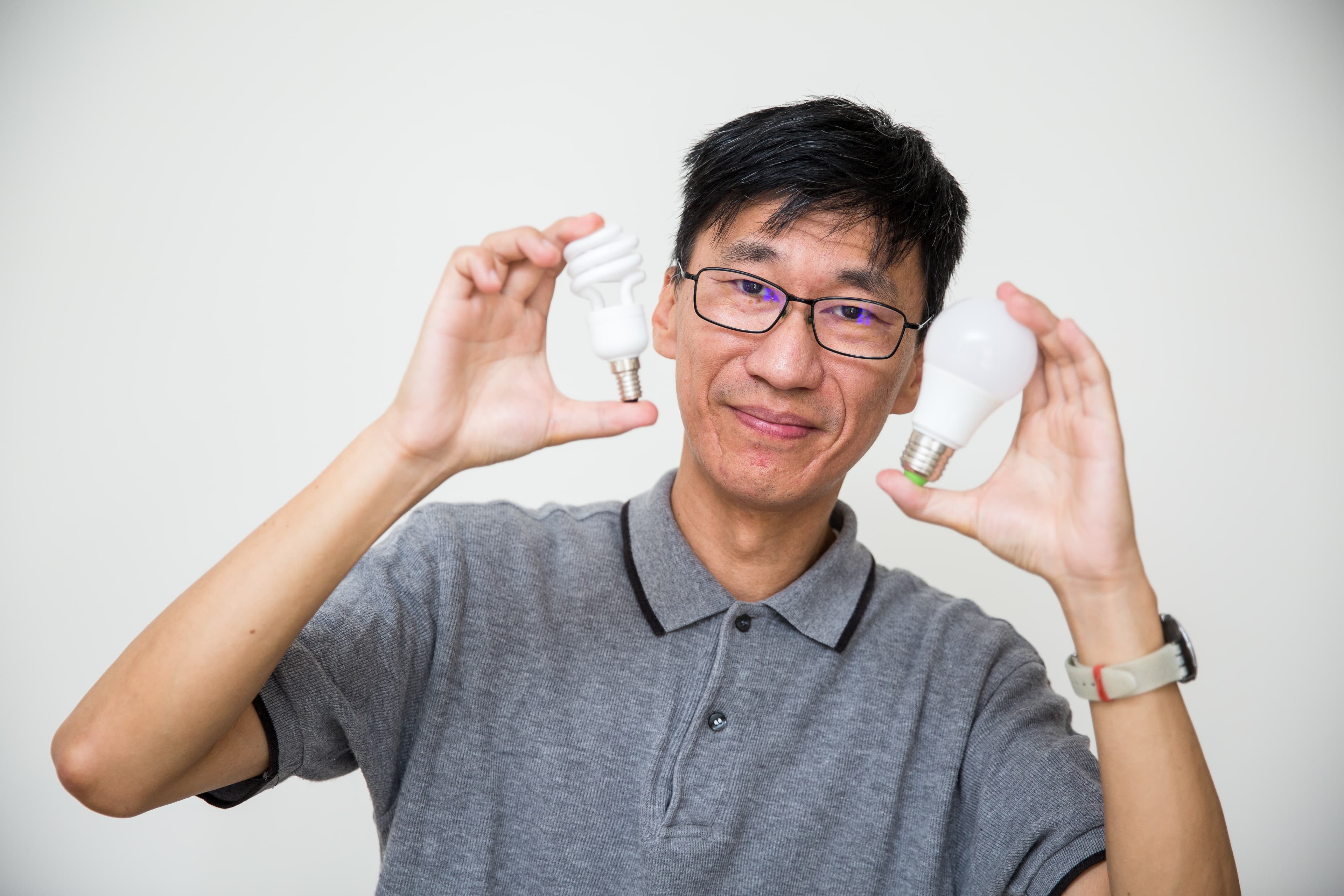 省電達人張偉明將家裡的燈泡換成LED燈,大大節省開銷。