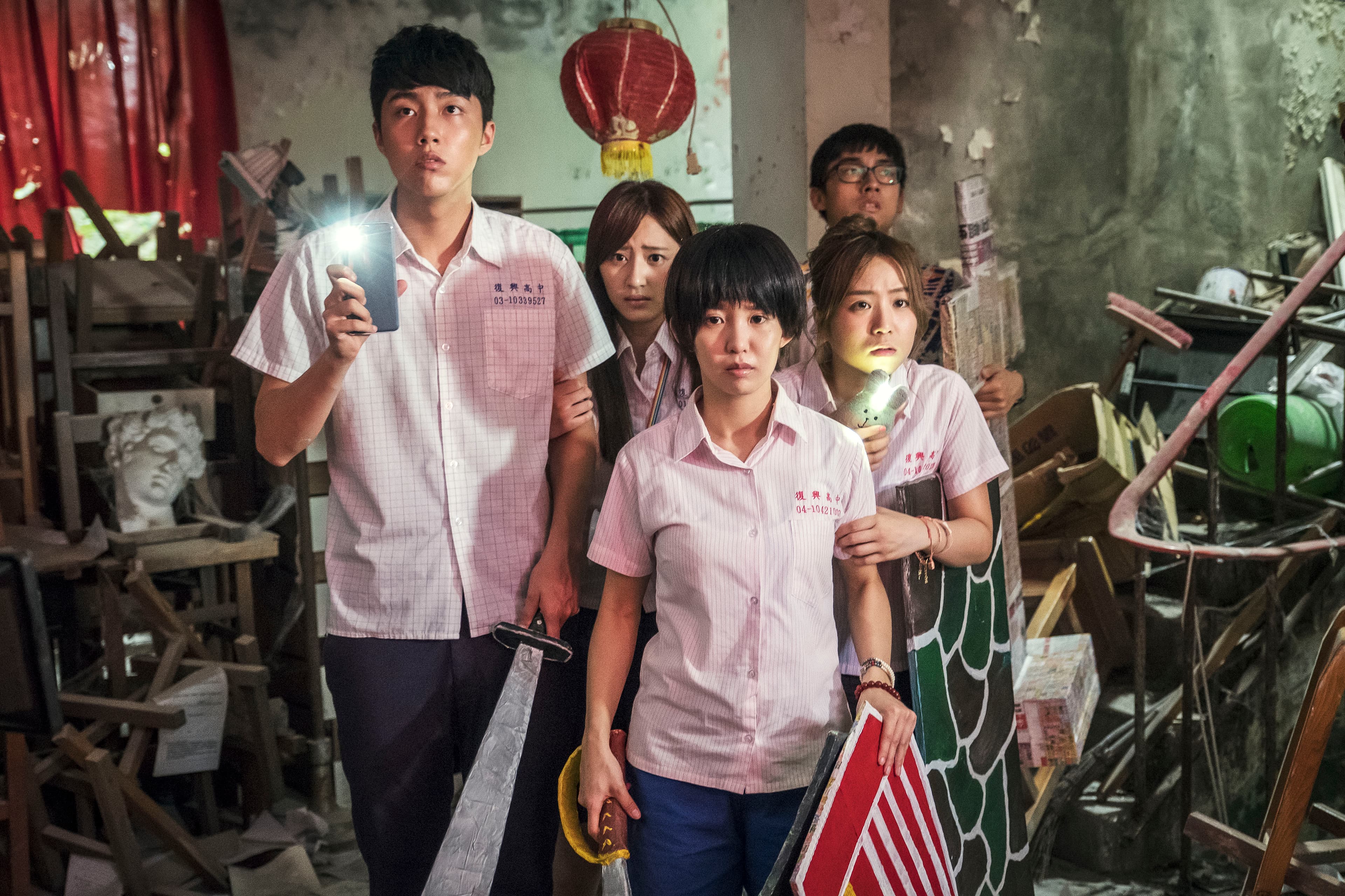 《通靈少女》大紅,成為台灣戲劇製作與國際接軌的成功案例,除幕後團隊的用心,降齡演出女主角的郭書瑤(前)亦功不可沒。(HBO Asia提供)
