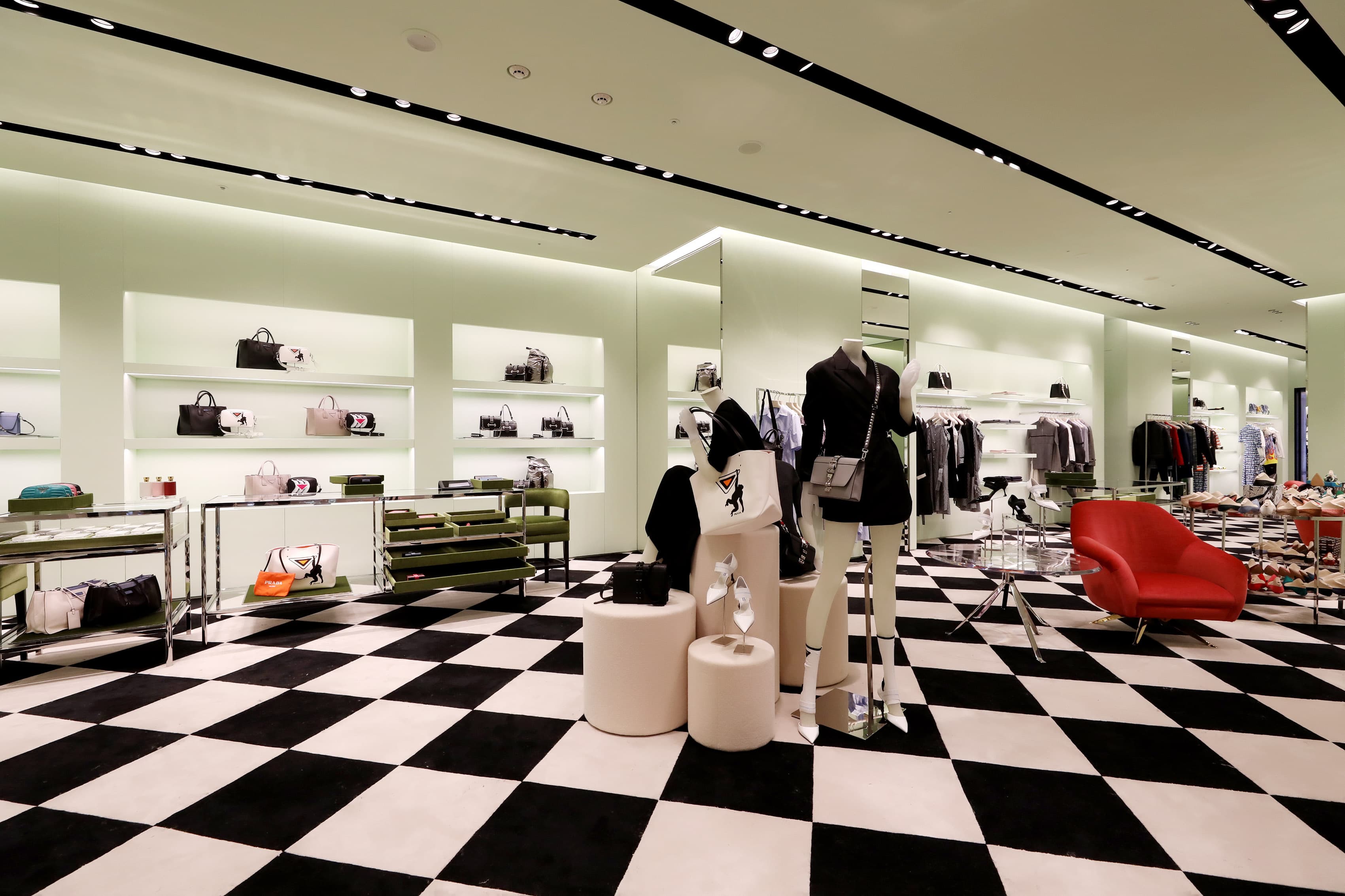 PRADA SOGO敦化館重新開幕,以與米蘭總店相同的概念作設計,以品牌經典形象與美學元素為特色。(品牌提供)