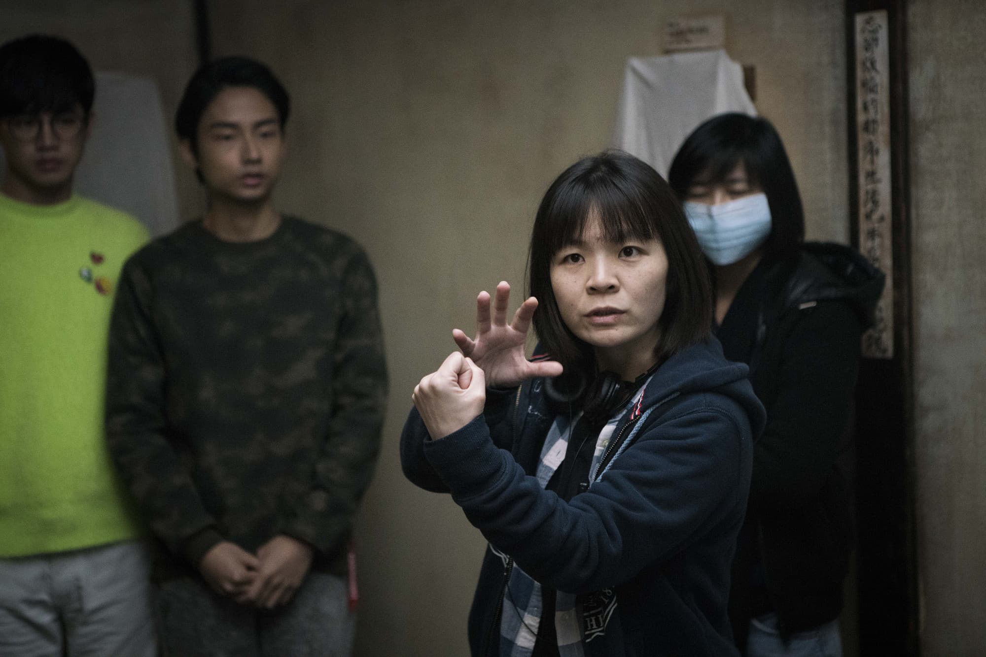 《切小金家的旅館》是林冠慧電影處女作,在細節處也布局講究,主景溫泉飯店的一草一木、一根螺絲都是搭建出來,近億元大製作也不見生澀。(華納提供)