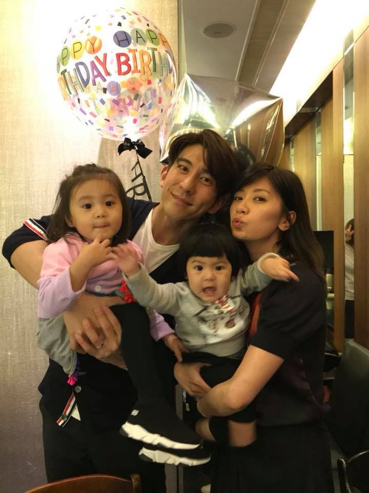 修杰楷、賈靜雯與寶貝女兒咘咘、Bo妞,一家四口合體,吸金力超強。(翻攝臉書)