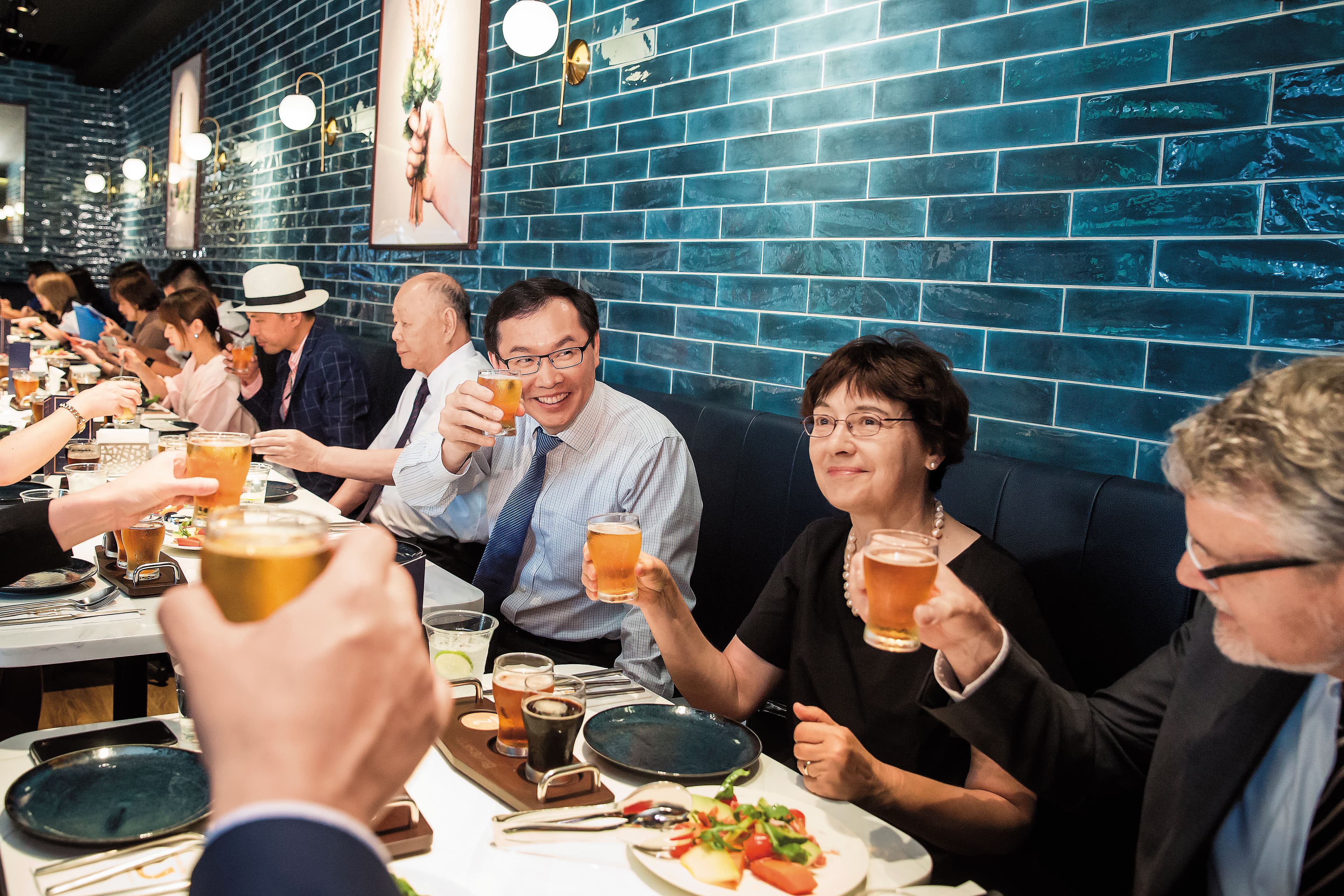 柏克金啤酒餐廳開幕記者會,李玉鼎(右3)邀請德國在台協會處長一家人共襄盛舉。