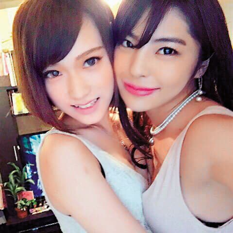 椎名空(左)與同是AV女優的前女友(右),以BIBIANS組合拍了不少蕾絲邊AV。(翻攝自椎名空IG)