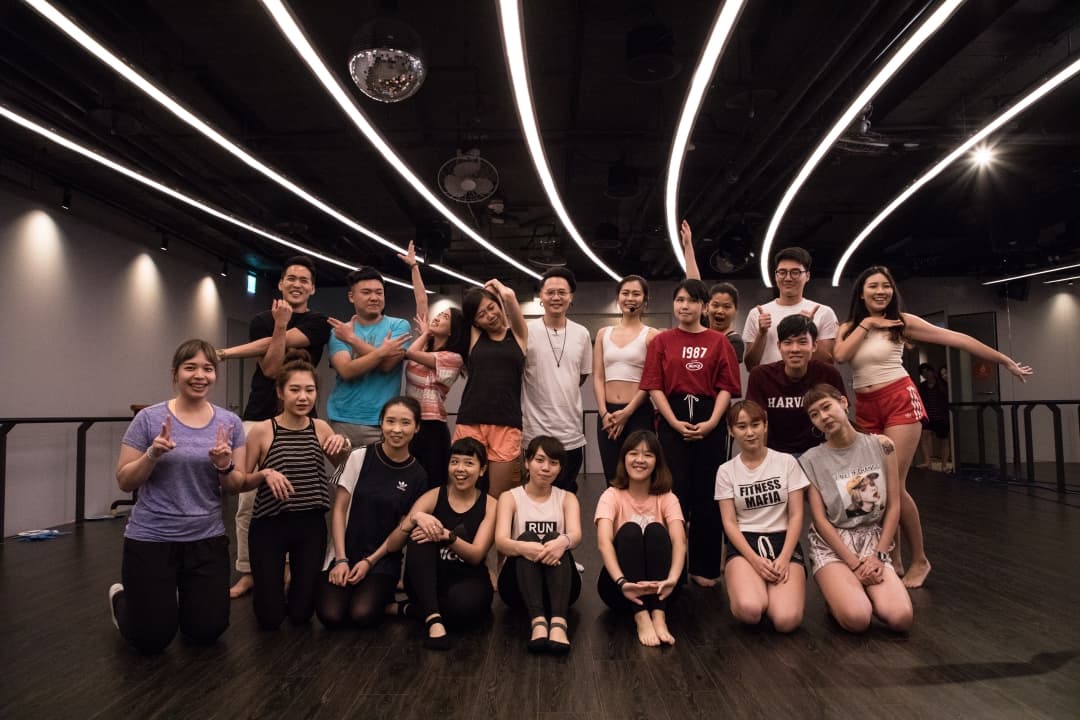 蕭秉治上《速爆搶聽會》節目,突擊瑜珈教室打歌。(KKBOX提供)