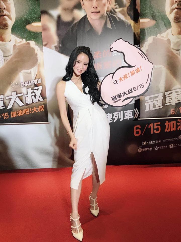 有小李毓芬之稱的「潘潘」,日前推出個人首本寫真集,還把肚子上的傷疤展示出來。(Jennifer潘潘臉書)
