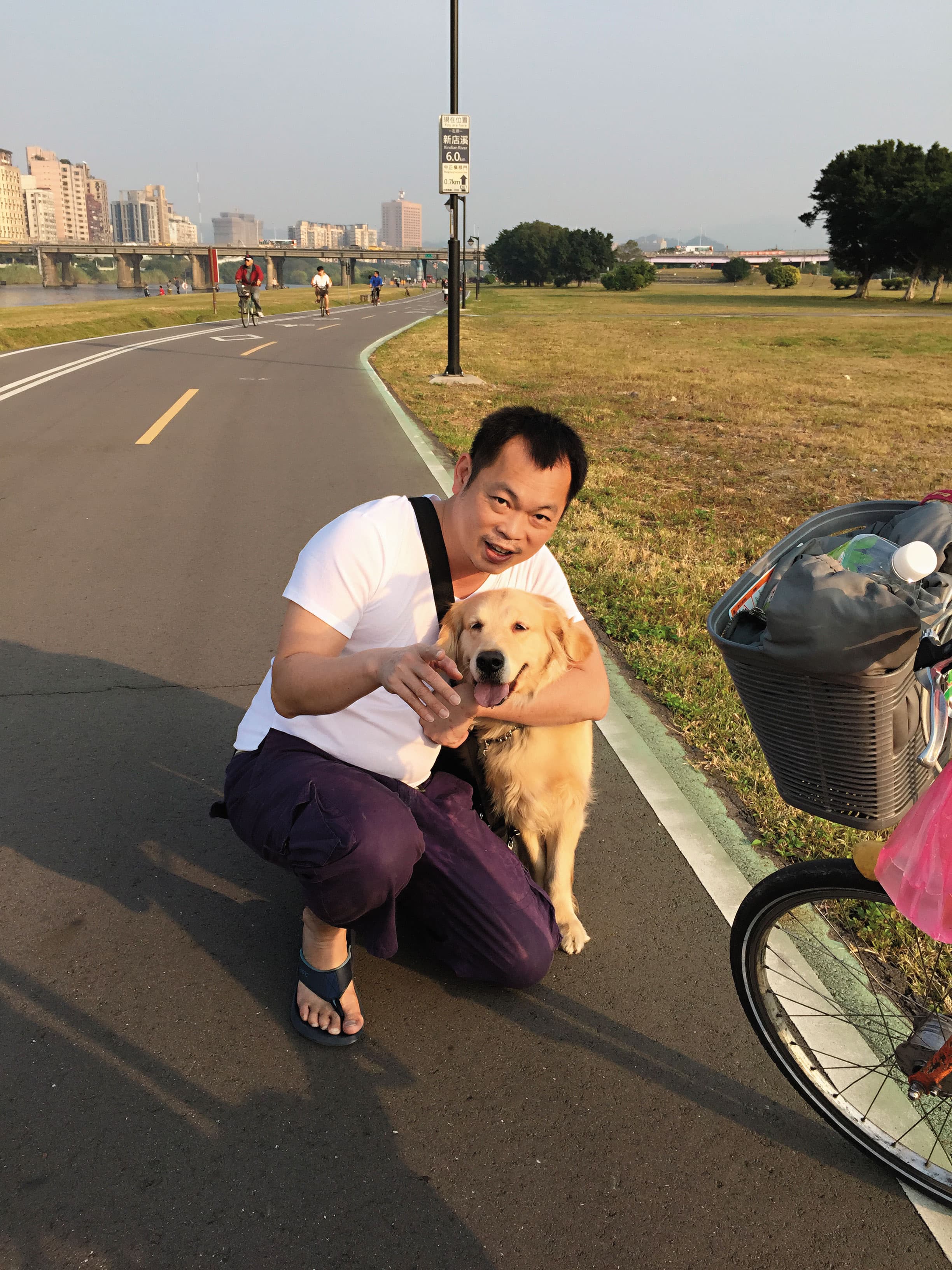 葉建緯記不清從何時開始,和Bella形影不離。圖為前年Bella還健康時,他們在河堤散步。(葉建緯提供)