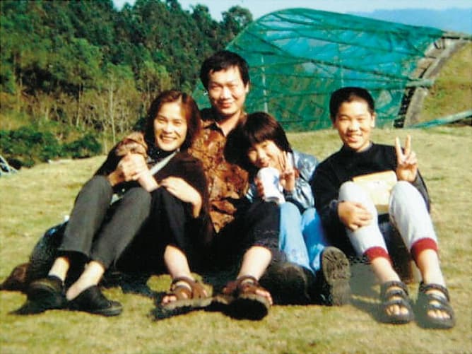林祐瑄(右2)是家族最小的孫女,家人常將她打扮成小女孩。(林祐瑄提供)