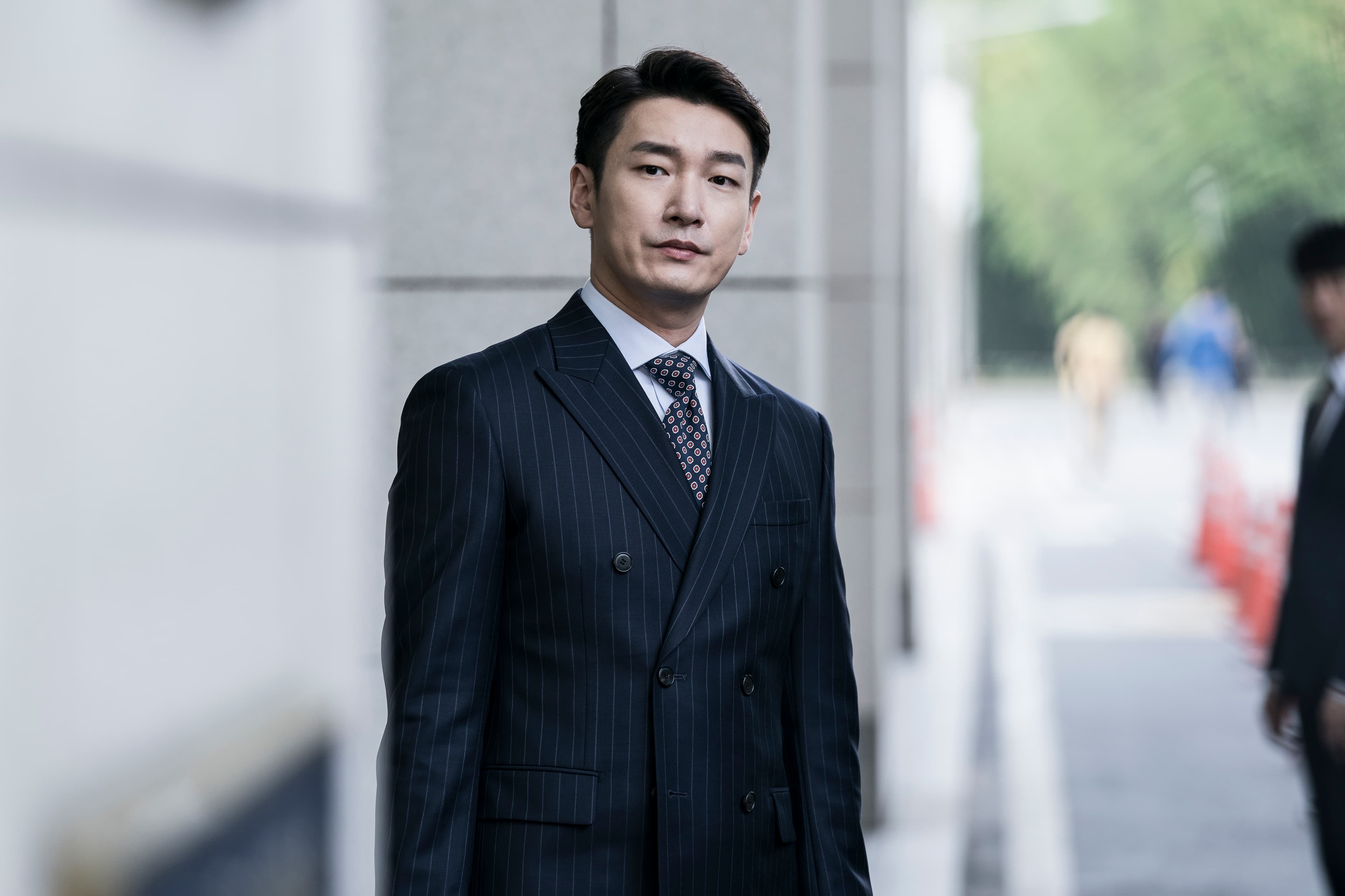 曹承佑扮演新上任的醫院院長,他只聽命於財團,目的就是要讓醫院變成賺錢的單位,而非懸壺濟世的場所。(Netflix提供)