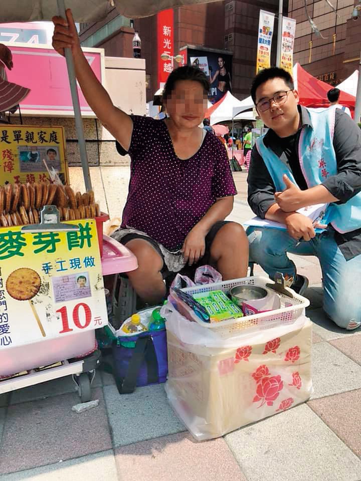 檢警發現,「中華民國築夢關懷生命協會」理事長林以禮(右),年紀輕輕只有24歲,沒有工作,卻成立愛心協會行善,懷疑內情不單純。(翻攝畫面)